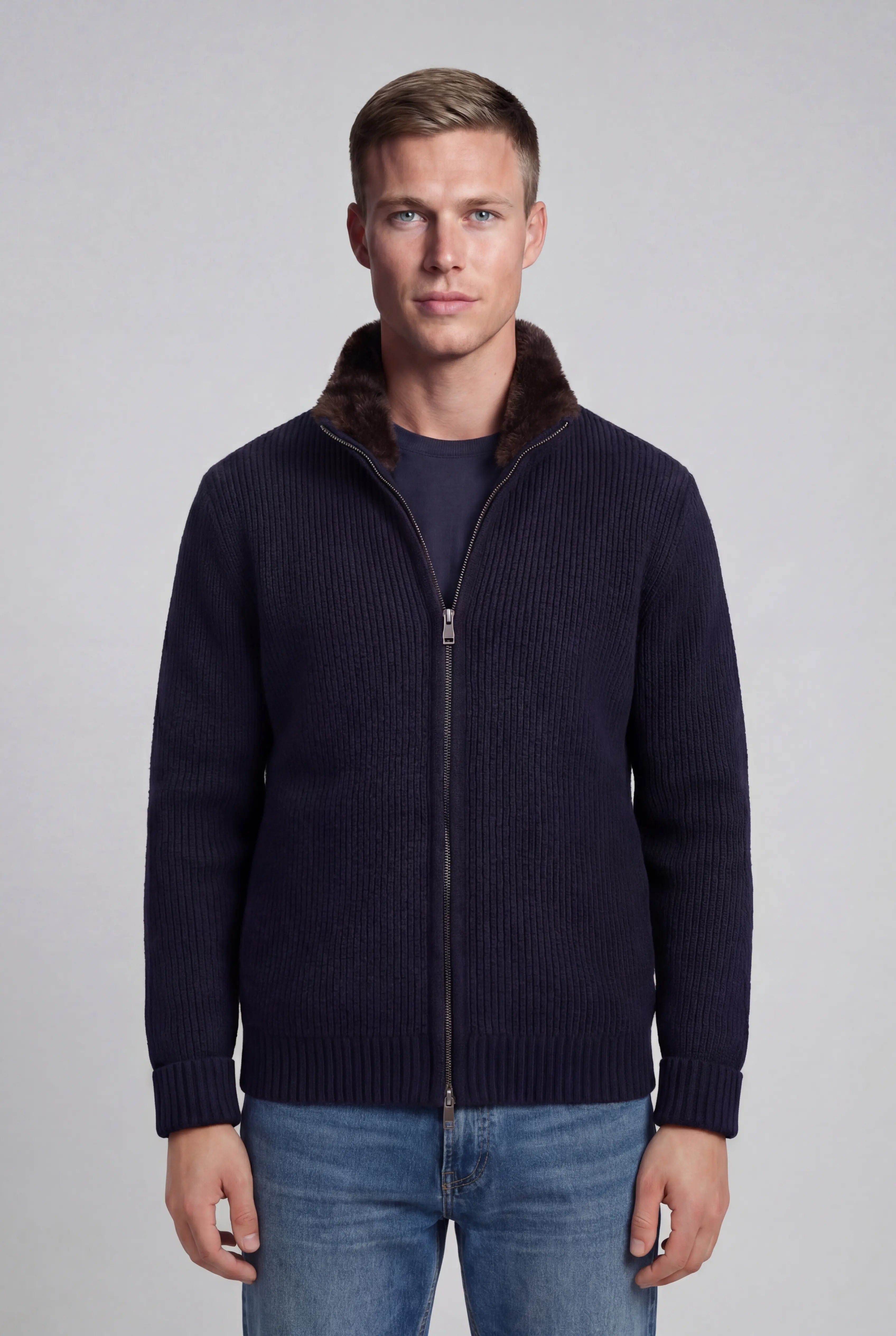 Strikjakke i uld med lynlås og pelsforet krave til mænd – Navy – Regular fit