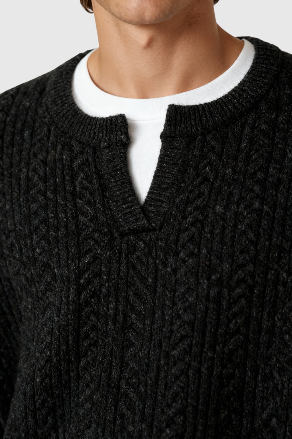 Herrestrik – Kabelstrikket Sweater med Lille V-Hals – Graphite Black