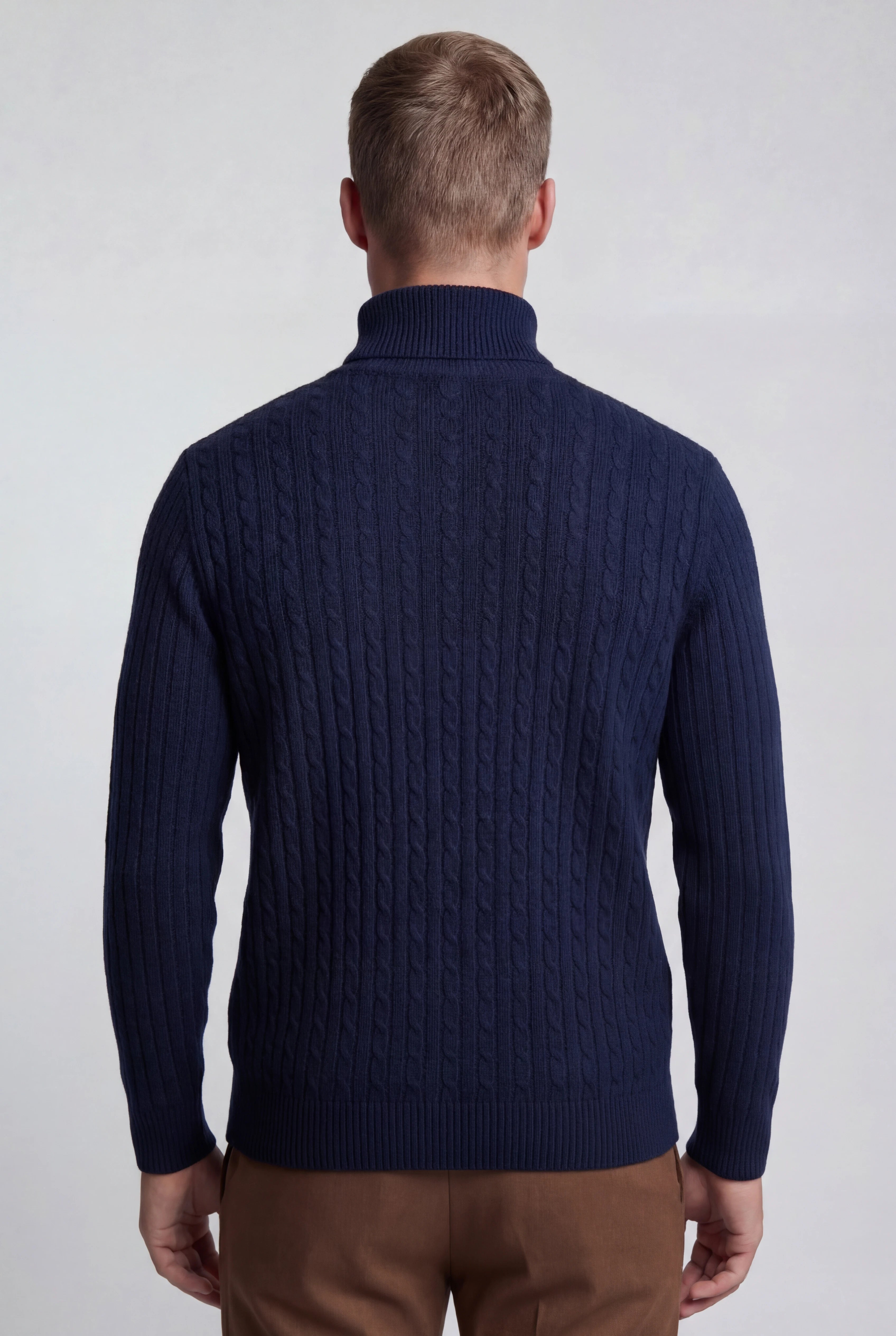 Herre rullekravesweater i kabelstrik med regular fit – Marineblå