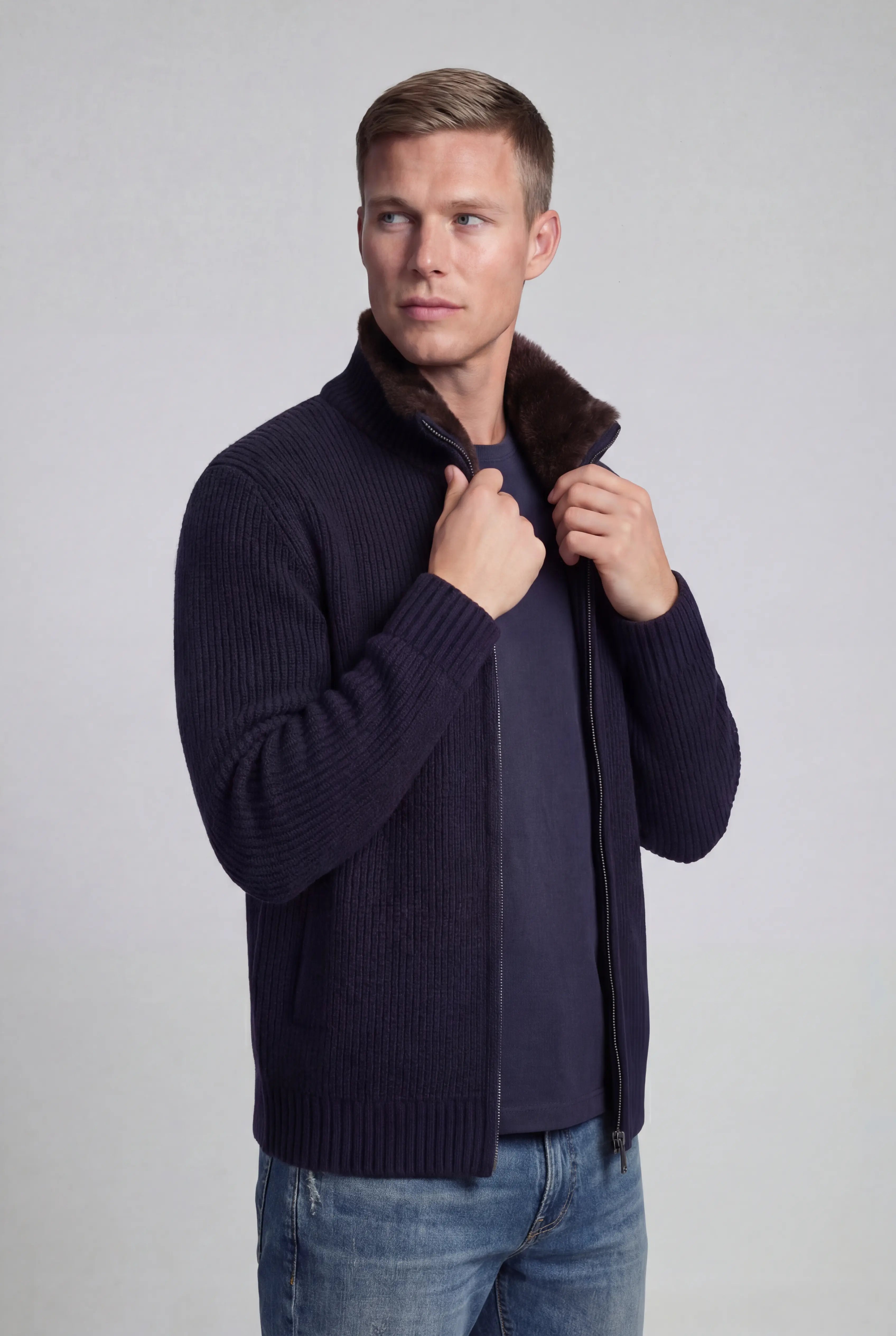 Strikjakke i uld med lynlås og pelsforet krave til mænd – Navy – Regular fit