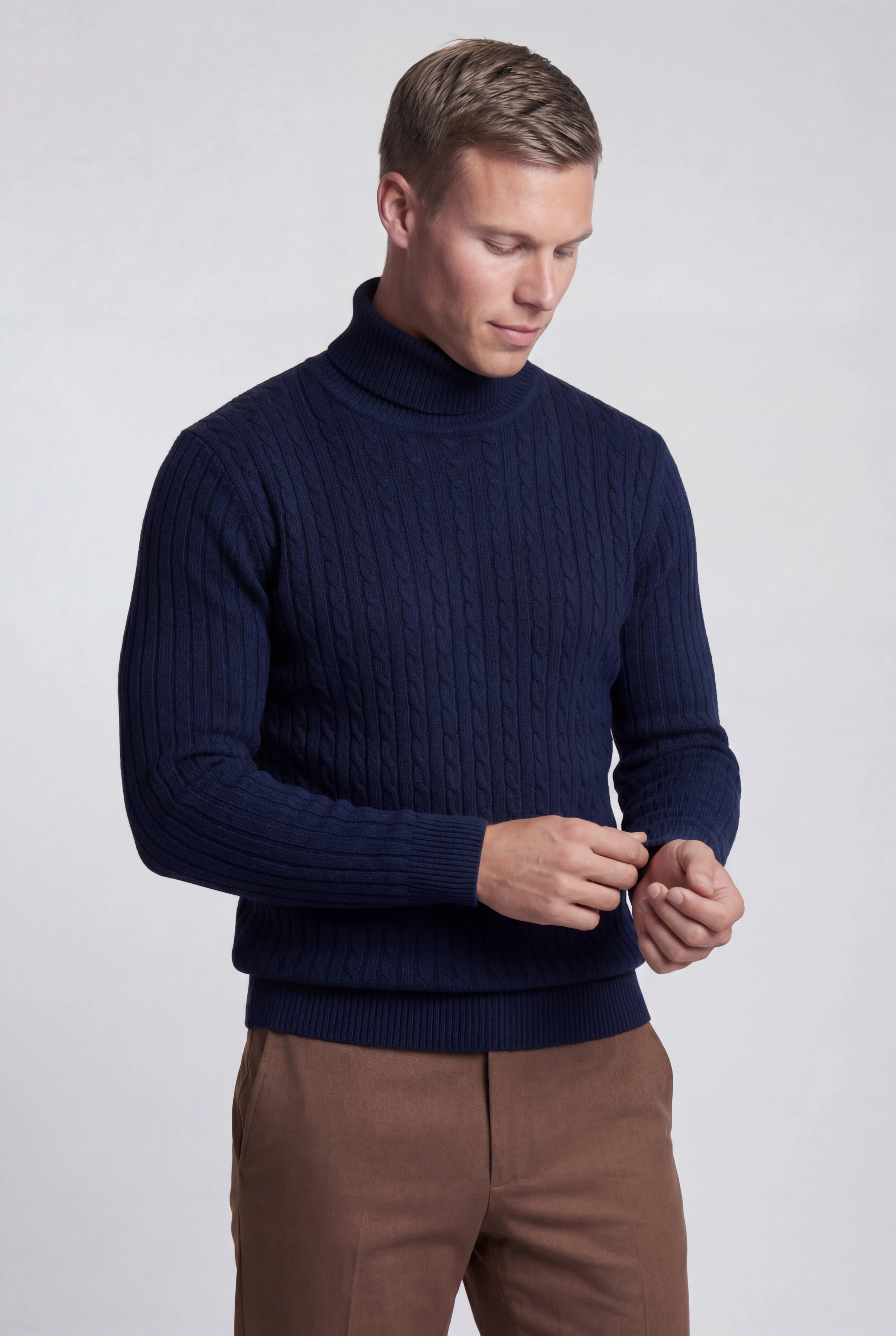 Herre rullekravesweater i kabelstrik med regular fit – Marineblå