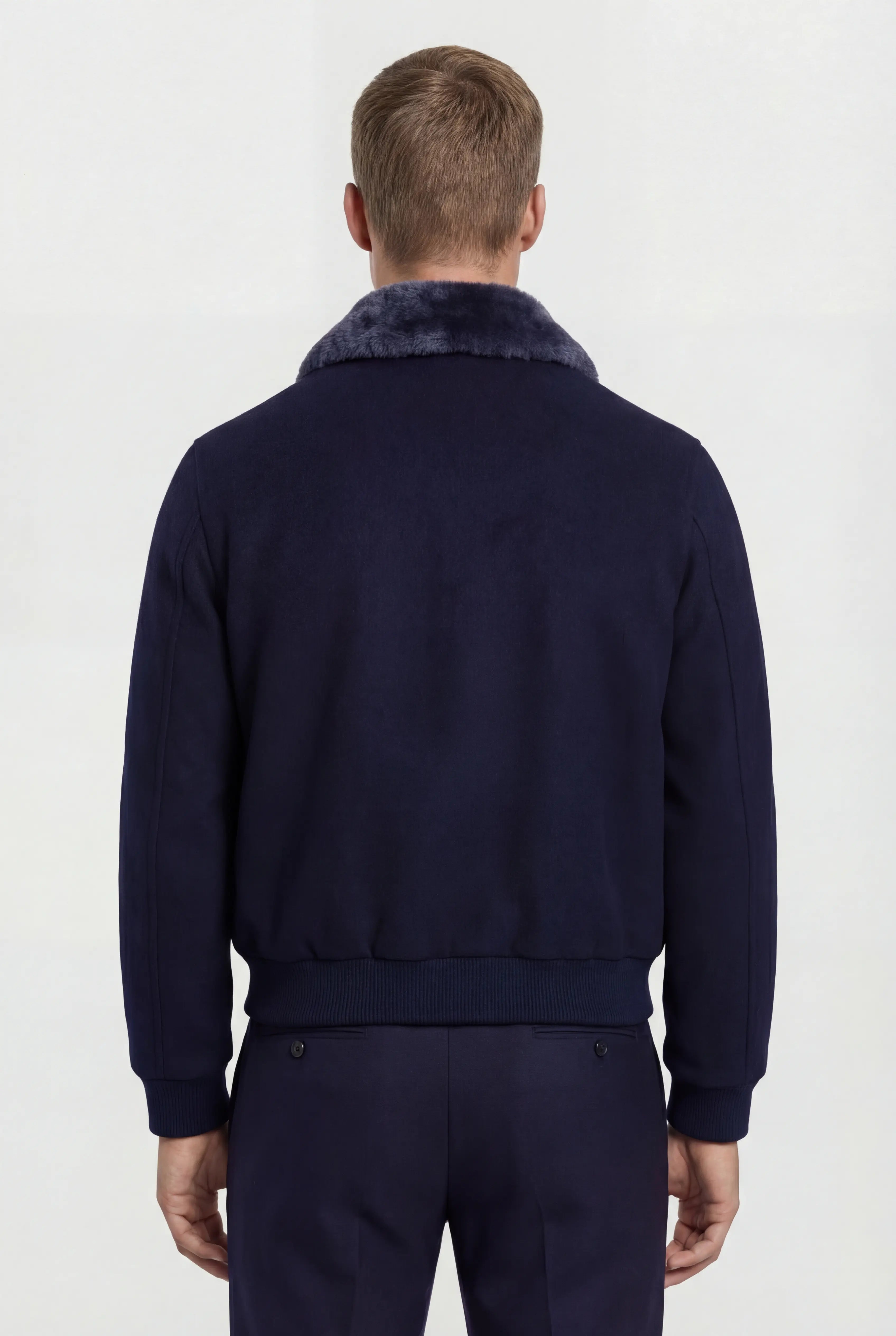 Kort herrejakke med pelsforet krave – lynlåslukning – mørk navy