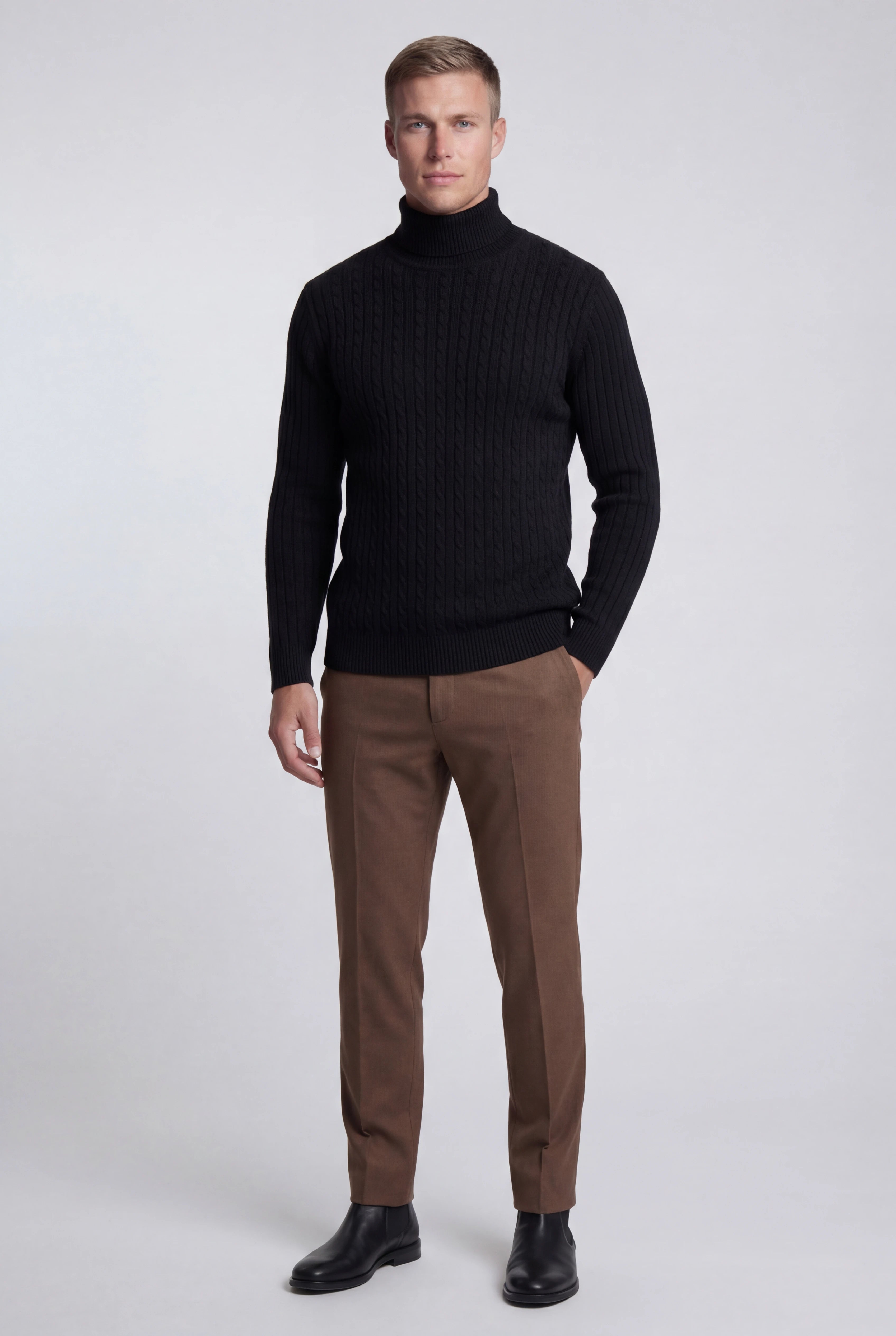 Herre rullekravesweater i kabelstrik med regular fit – Sort