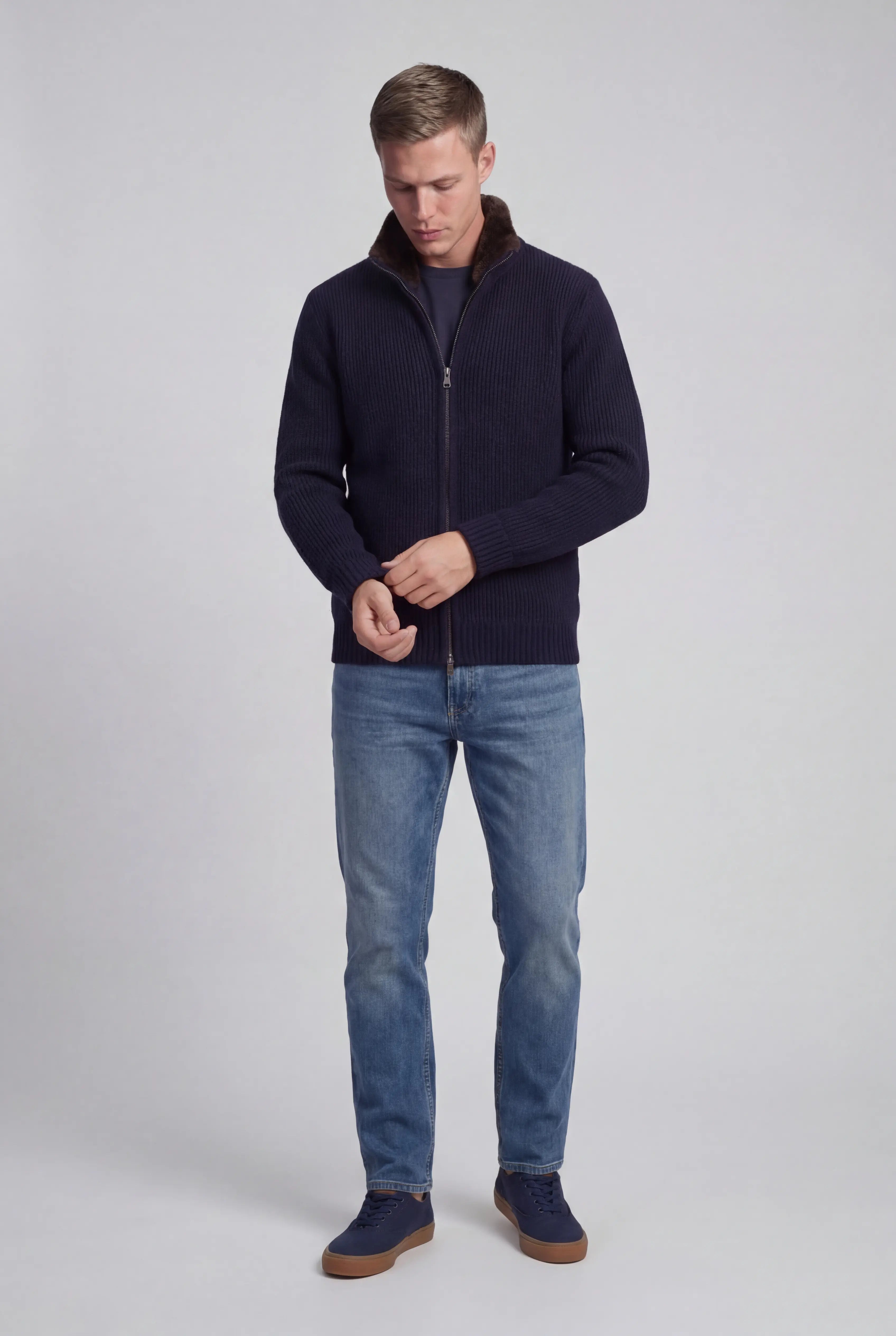 Strikjakke i uld med lynlås og pelsforet krave til mænd – Navy – Regular fit