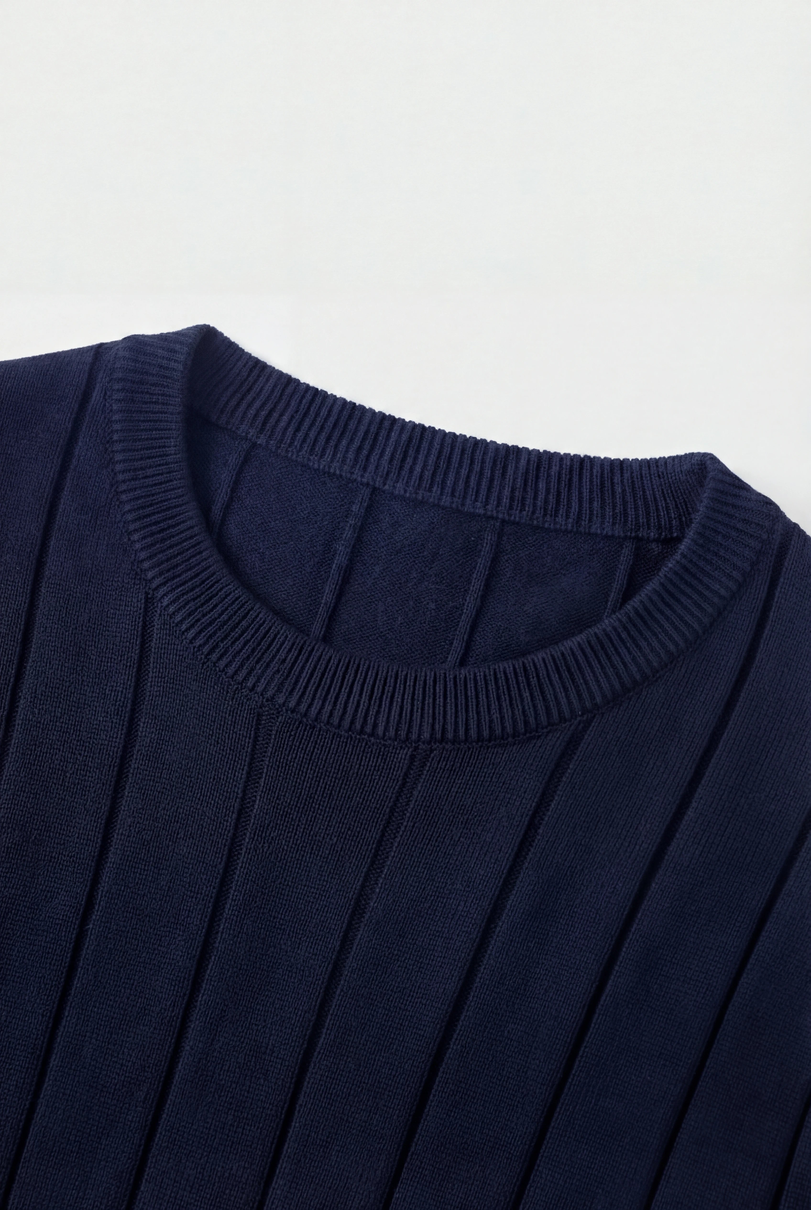 Ribstrikket herresweater med rund hals – Langærmet, navyblå