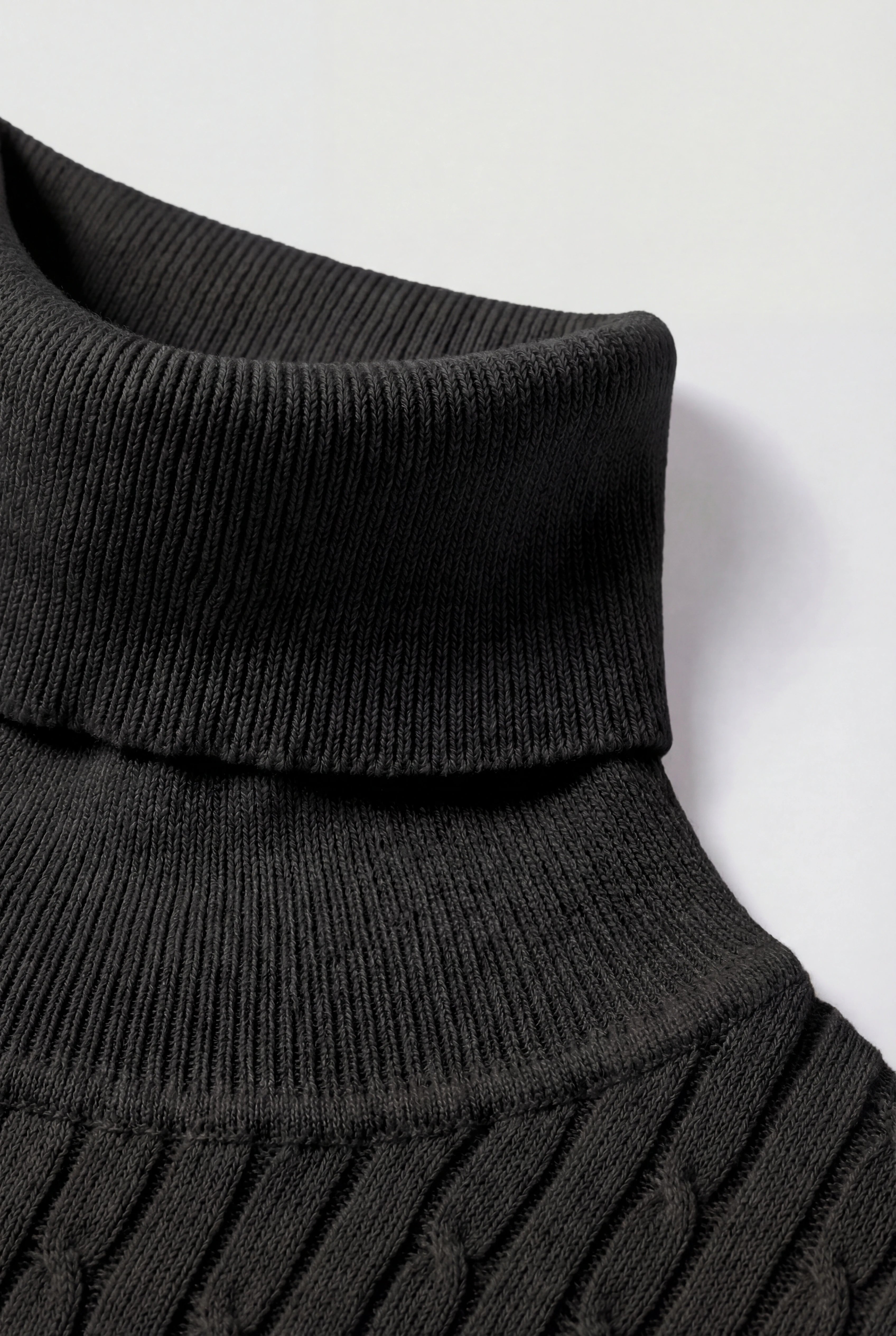 Herre rullekravesweater i kabelstrik med regular fit – Sort