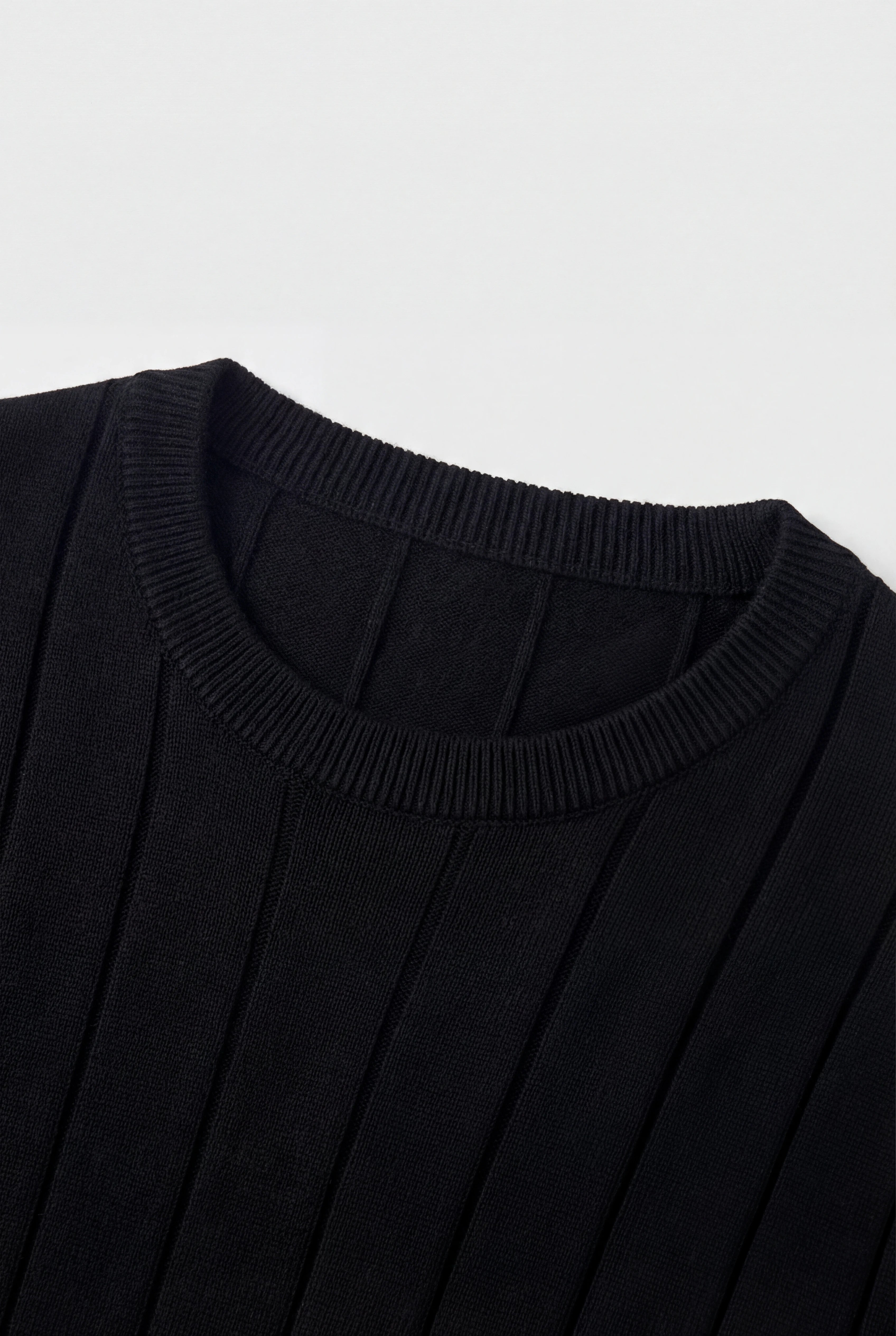 Ribstrikket herresweater med rund hals – Langærmet