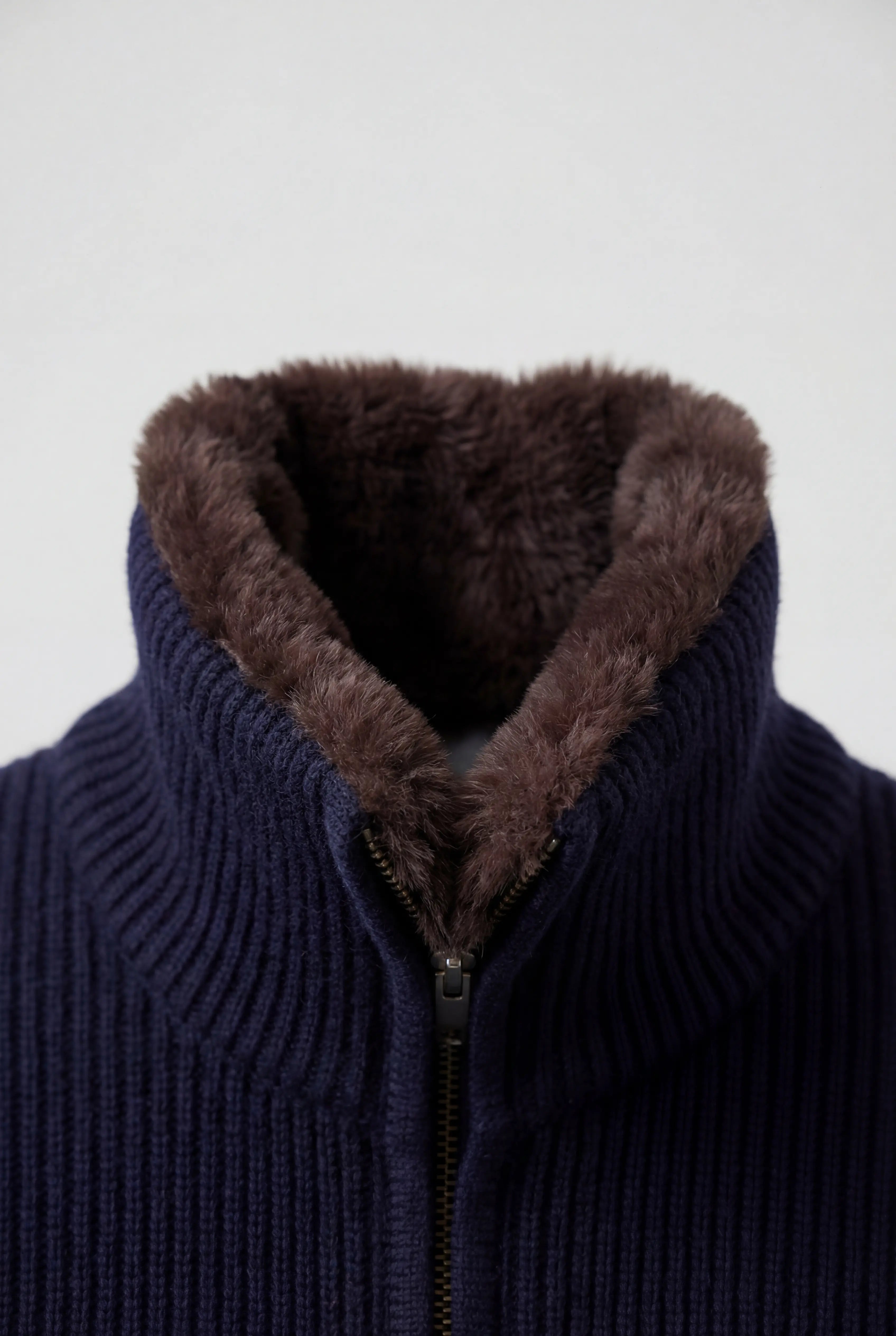 Strikjakke i uld med lynlås og pelsforet krave til mænd – Navy – Regular fit