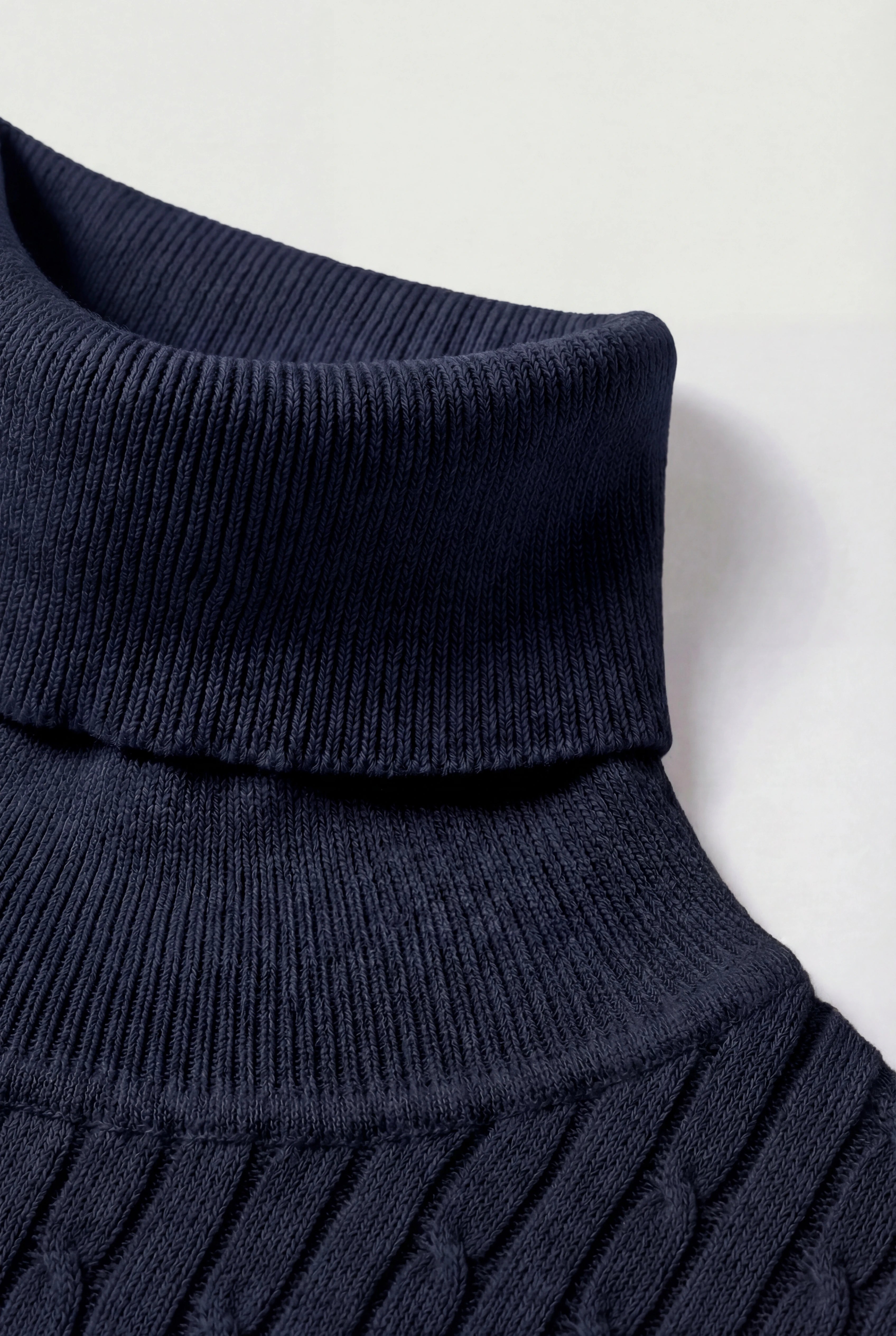 Herre rullekravesweater i kabelstrik med regular fit – Marineblå