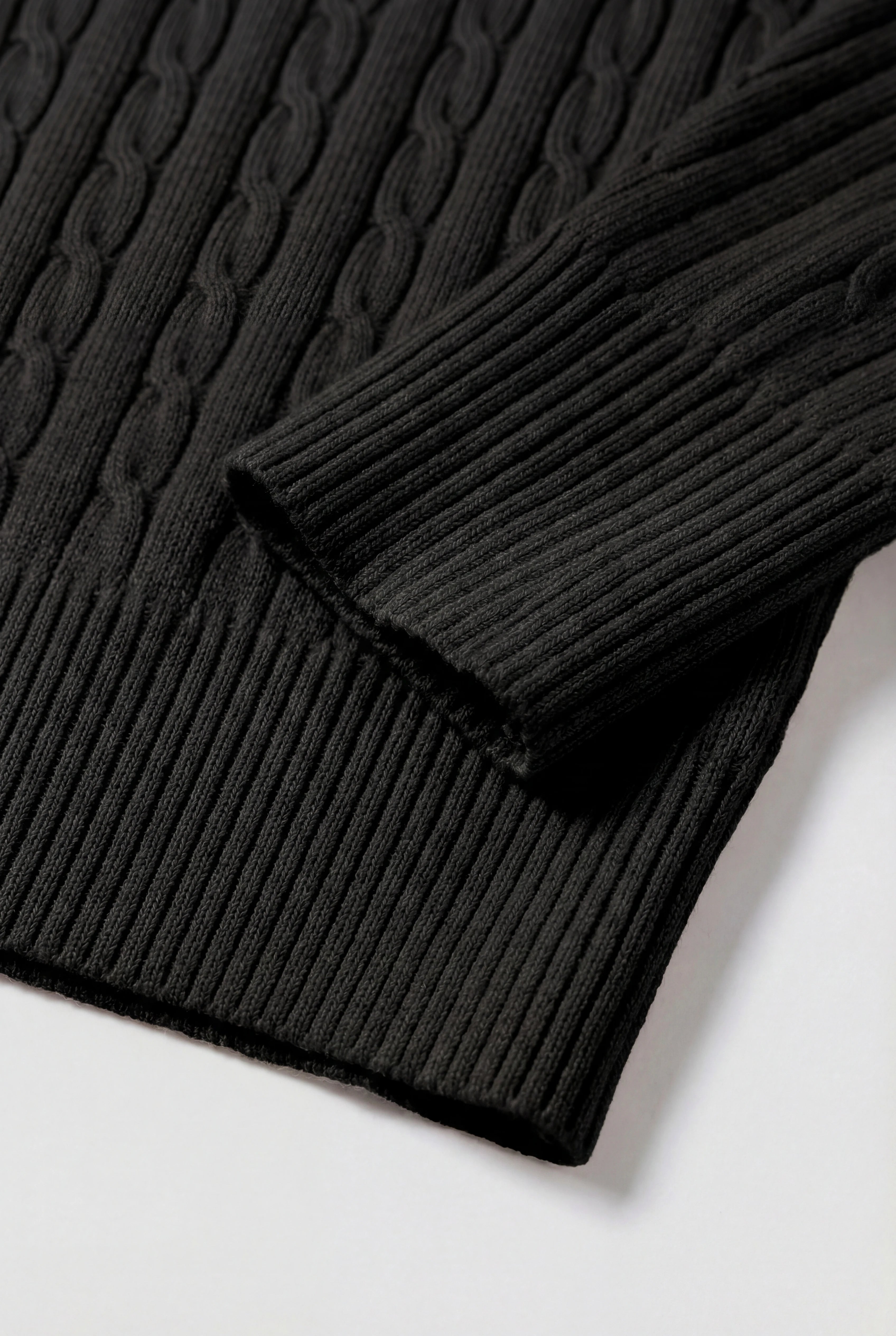 Herre rullekravesweater i kabelstrik med regular fit – Sort