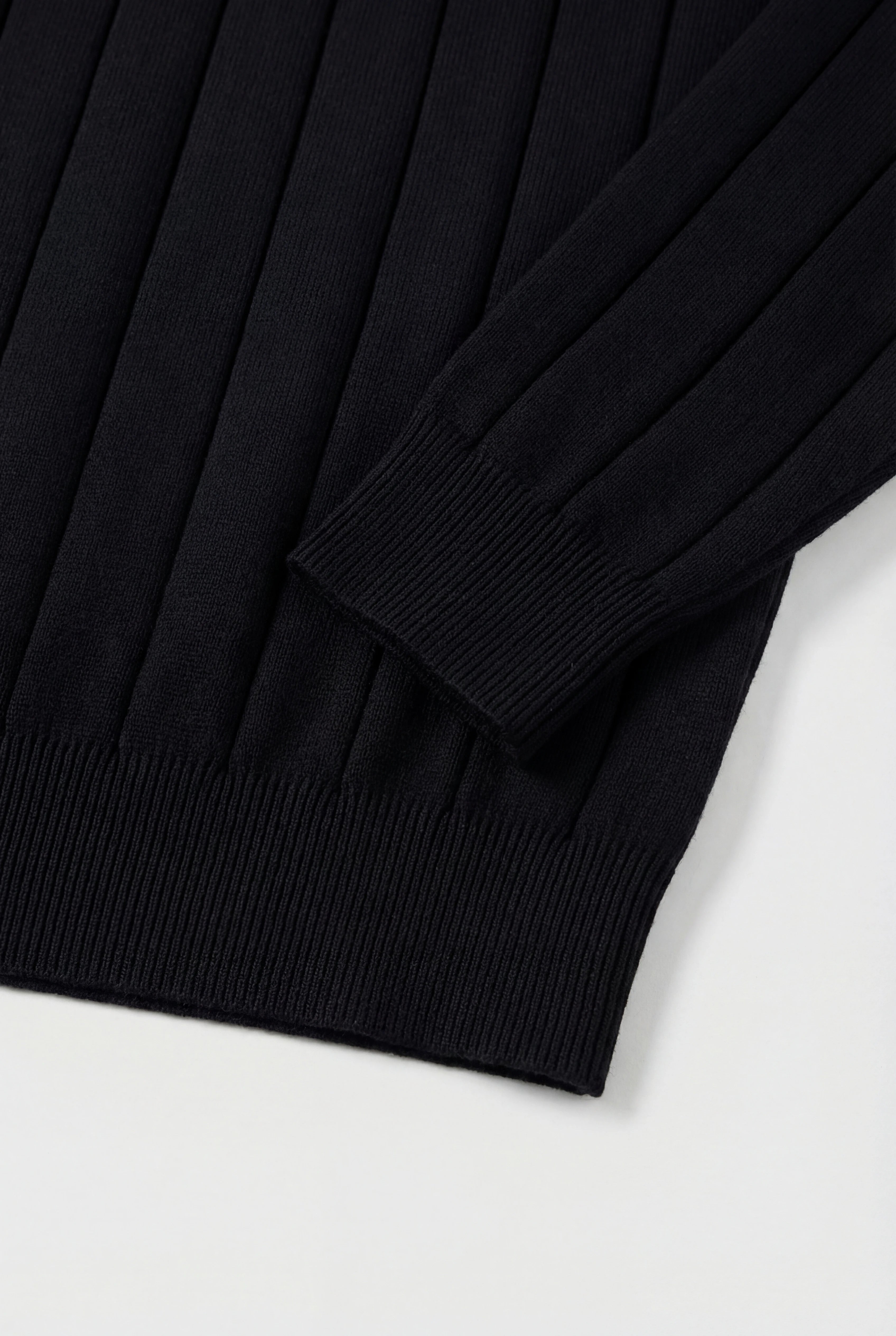 Ribstrikket herresweater med rund hals – Langærmet