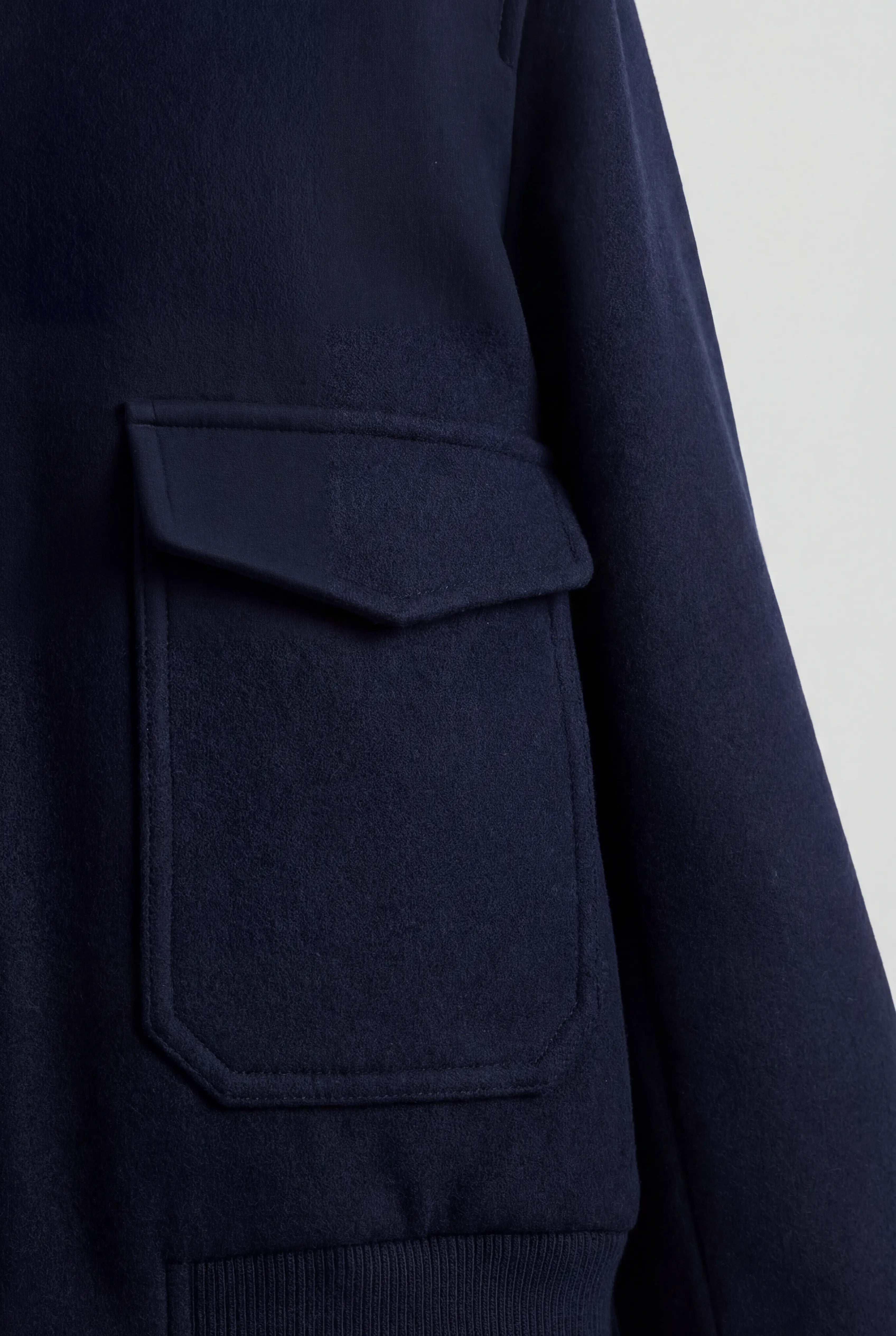 Kort herrejakke med pelsforet krave – lynlåslukning – mørk navy