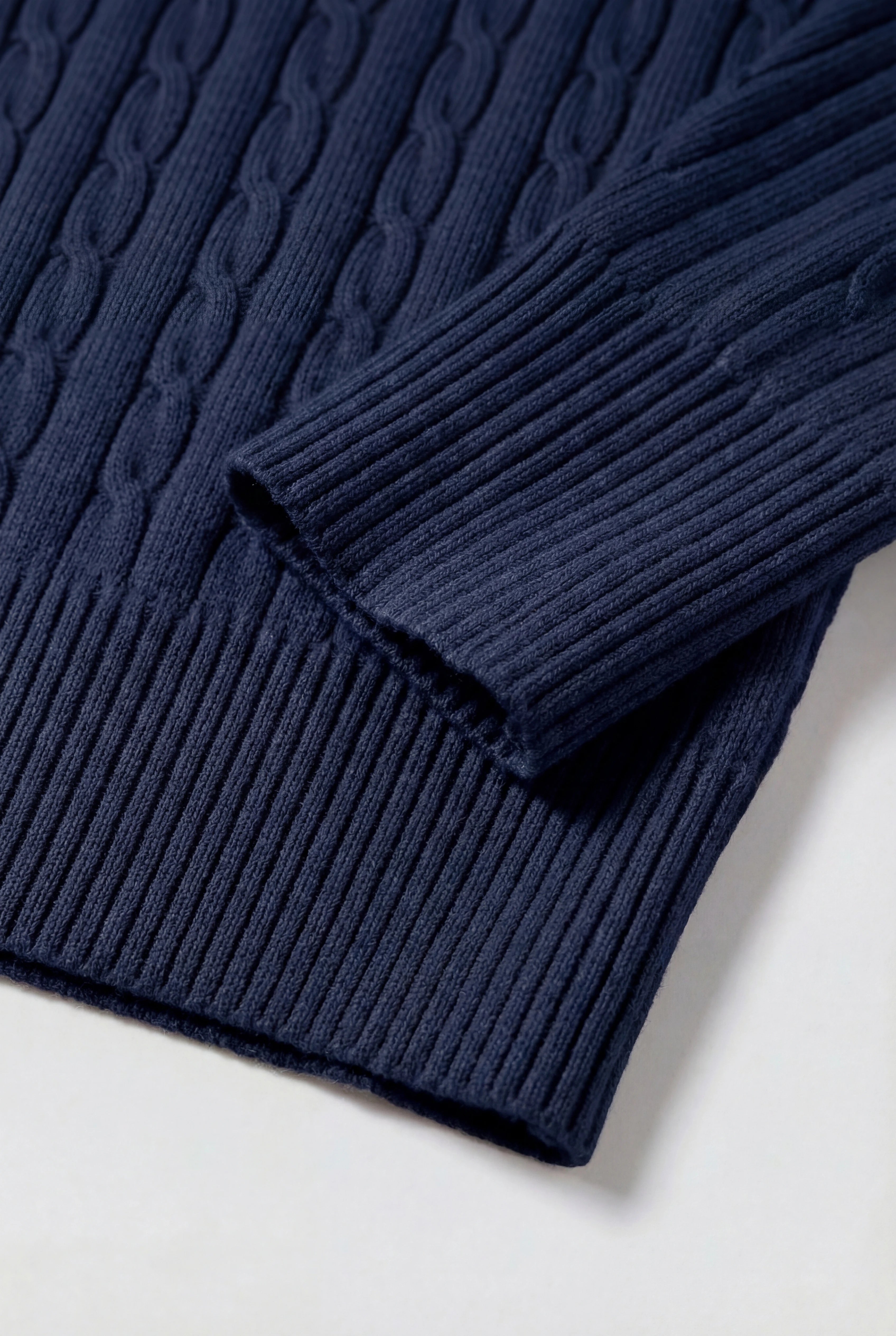 Herre rullekravesweater i kabelstrik med regular fit – Marineblå