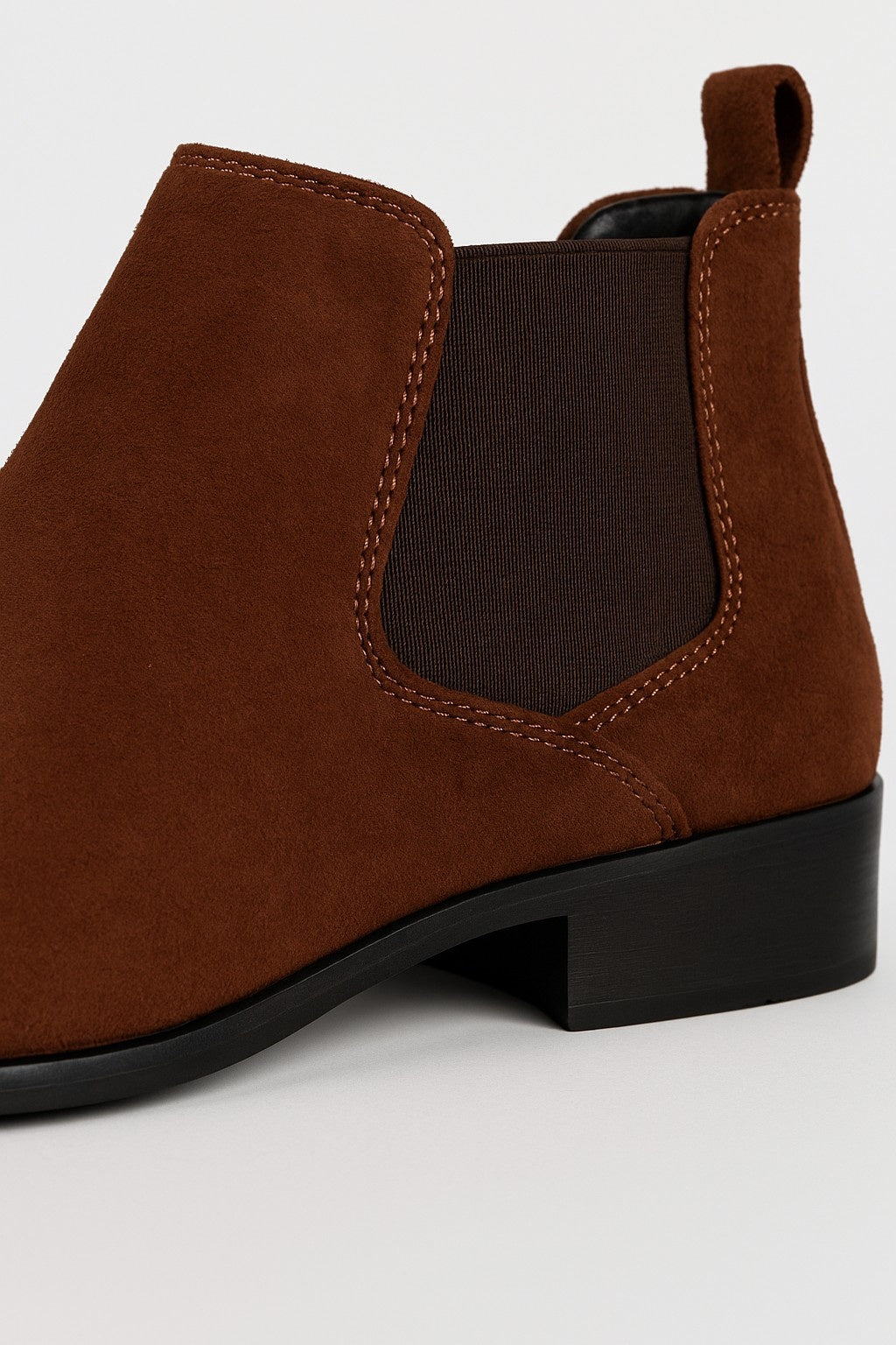 Minimalist Slip-On Chelsea Boots – Brun Ruskind-look, Elastiske Sidepaneler, Flad Hæl - - Boots - Valmont Wear