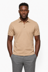 Polo hombre color arena, corte slim, manga corta