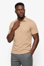 Polo hombre color arena, corte slim, manga corta