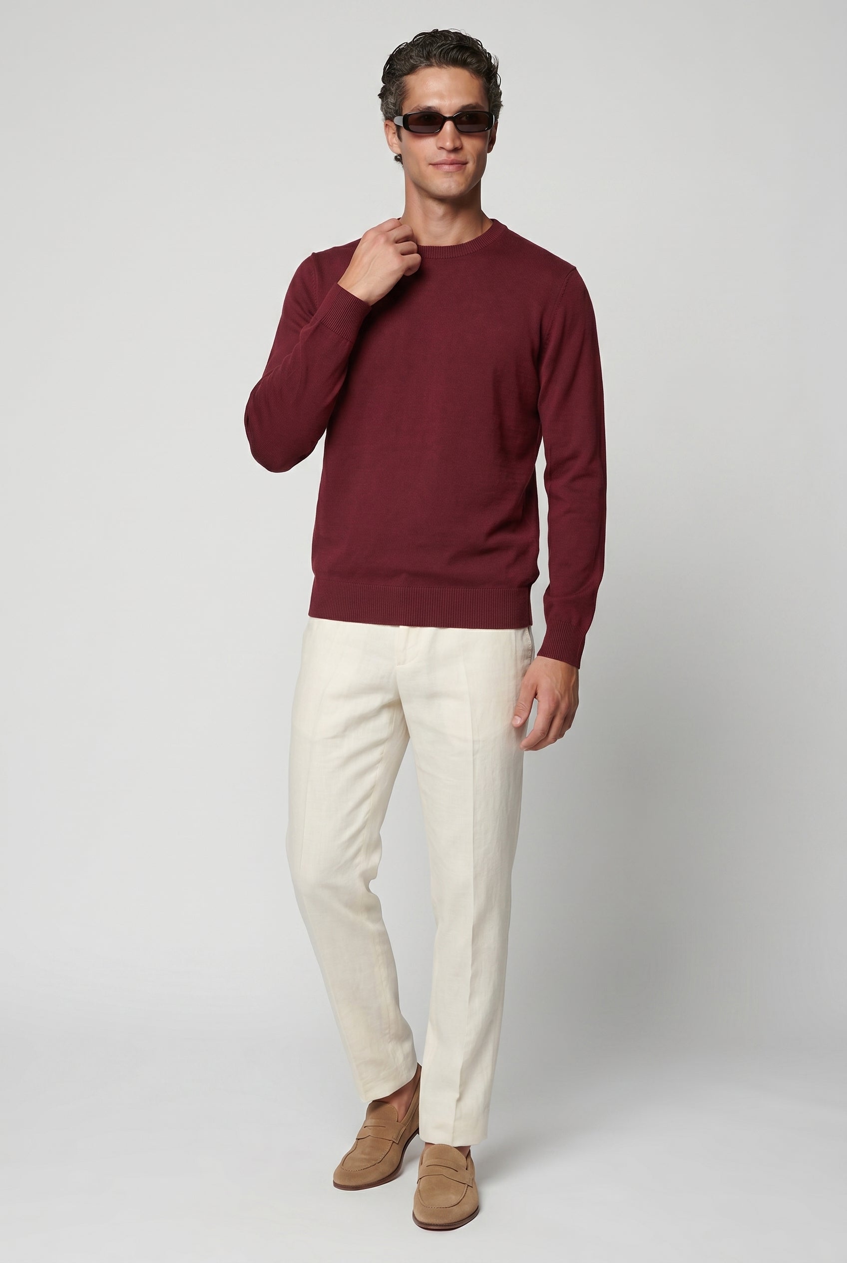 Bordeaux sweatre editorial - kontrapost positur
