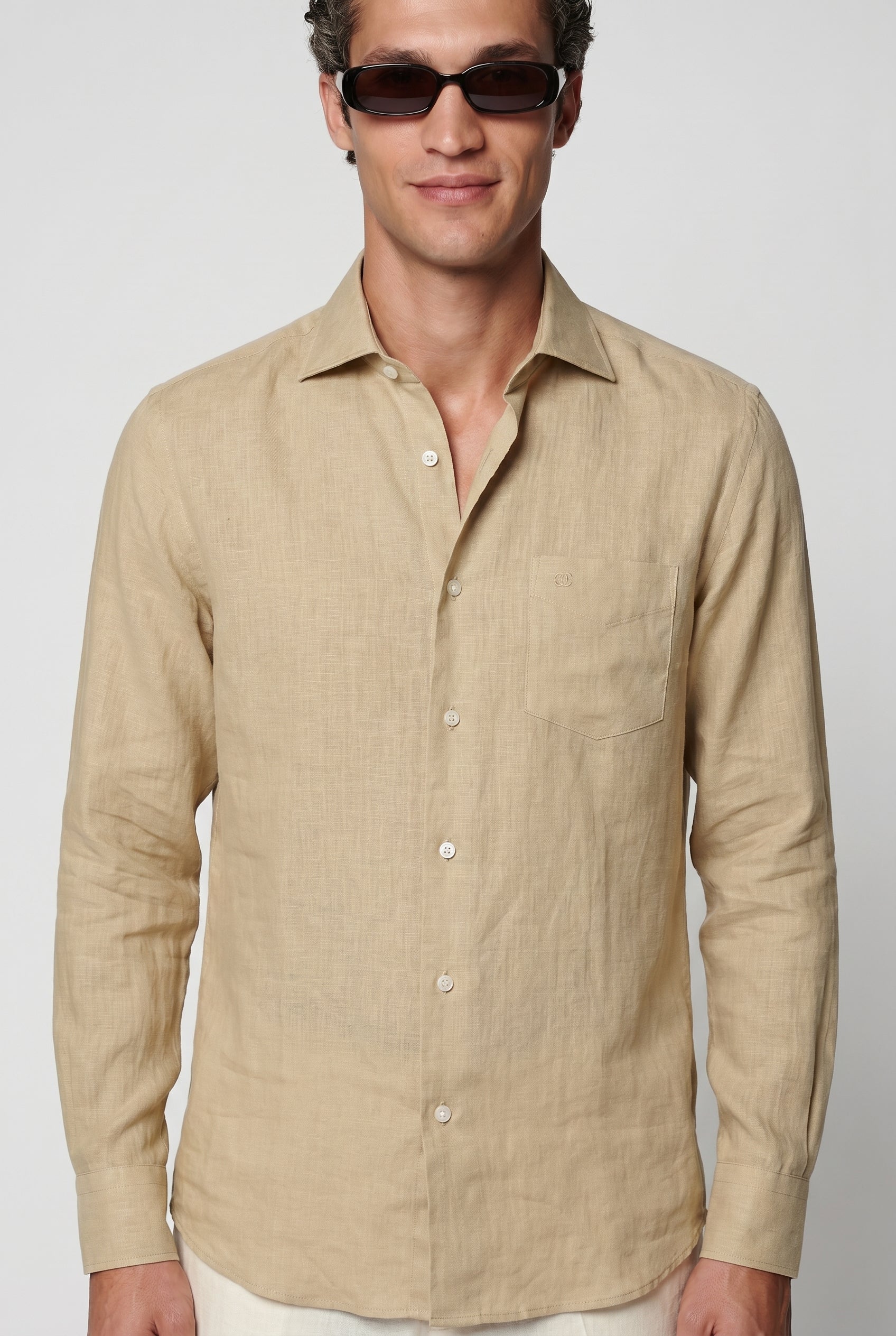 Sand linnen skjorte hero - rompe close-up med spread collar og perlemorsknapper