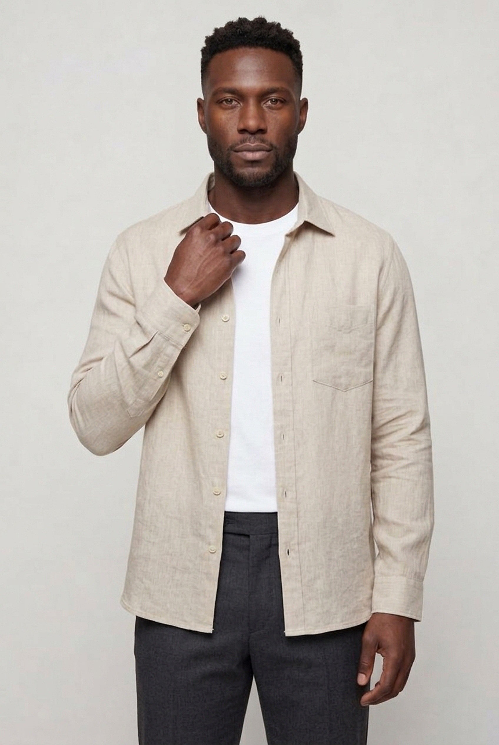 Valmont Wear sand hør overshirt 02-editorial-waistup