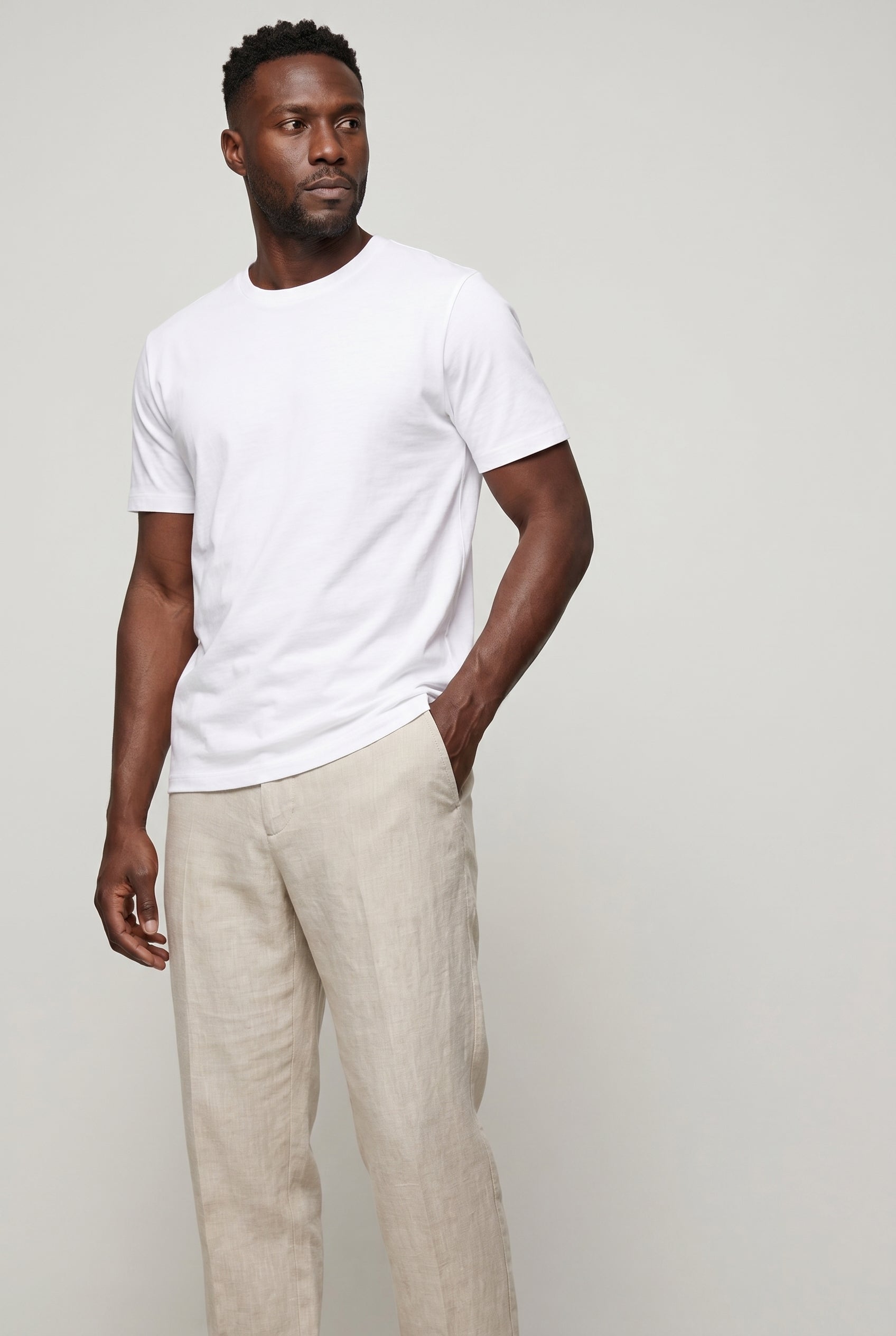 Valmont Wear stenfarvet hør bukser editorial pose image 2