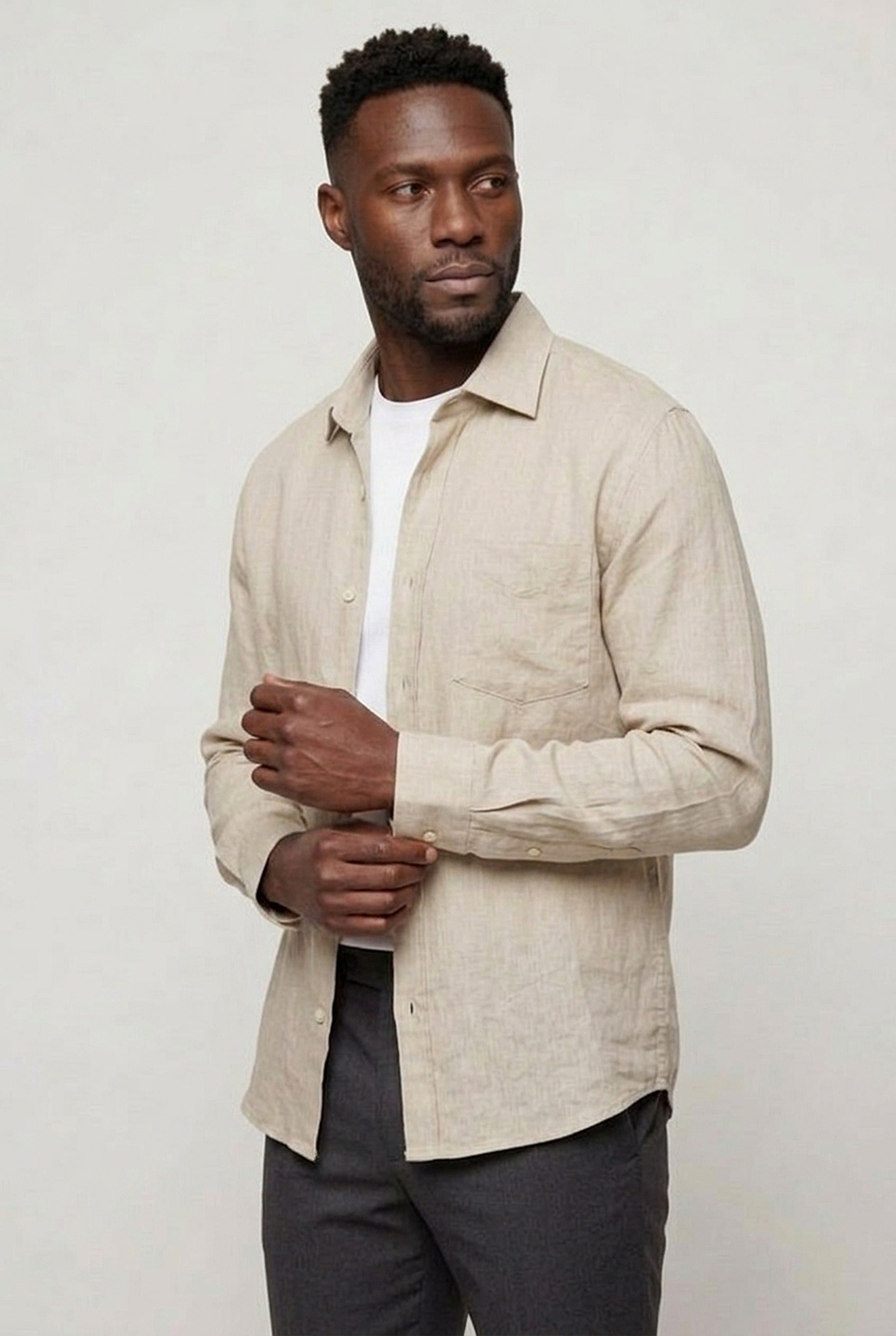 Valmont Wear sand hør overshirt editorial zoom pose