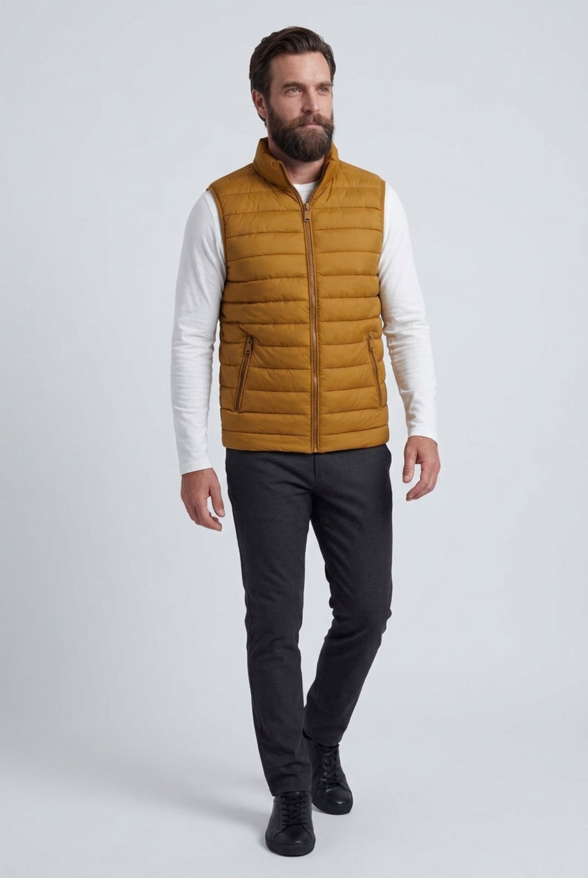 Premium Herre Gurkemeje Puffervest - 03 full body zoomed