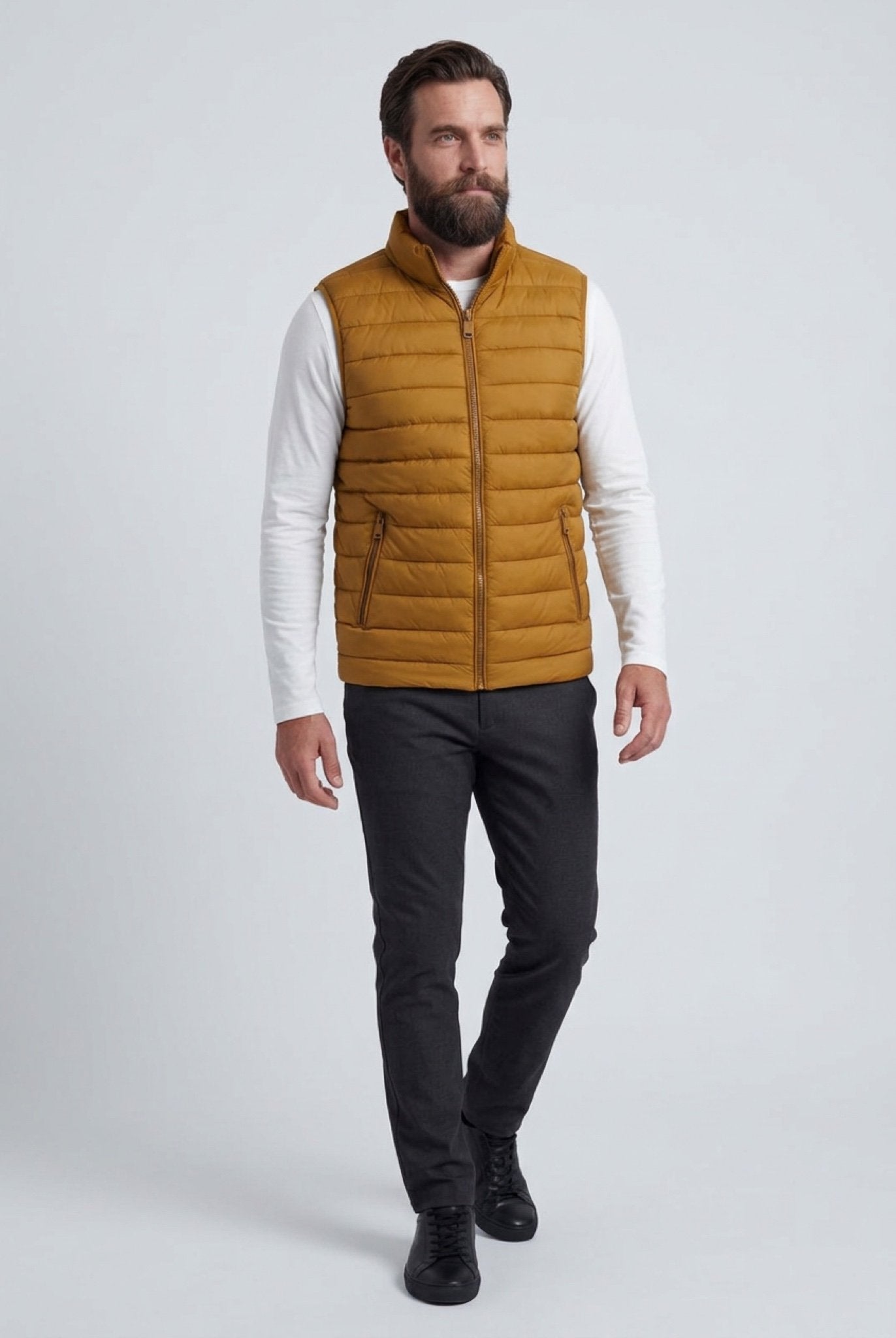 Premium Herre Gurkemeje Puffervest - 03 full body zoomed