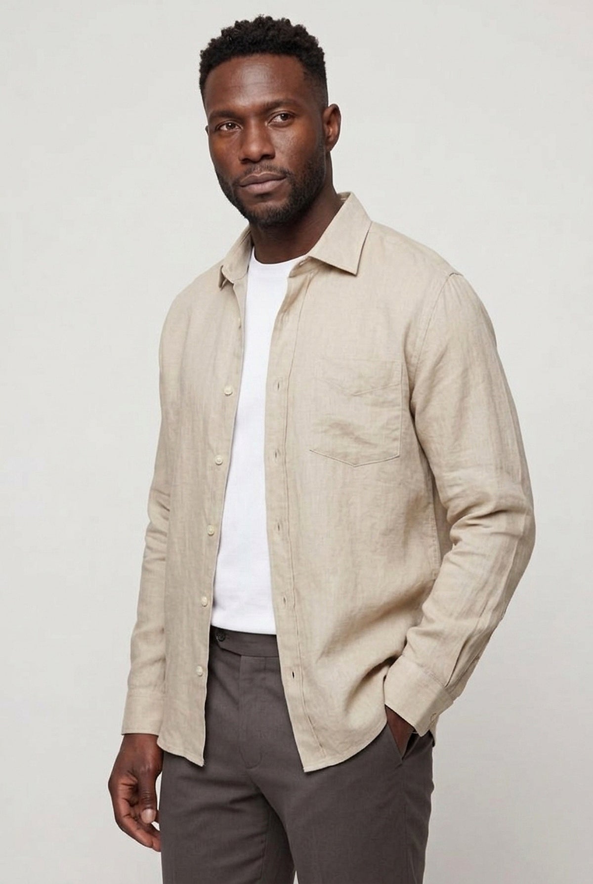 Valmont Wear sand hør overshirt 03-relaxed-pose
