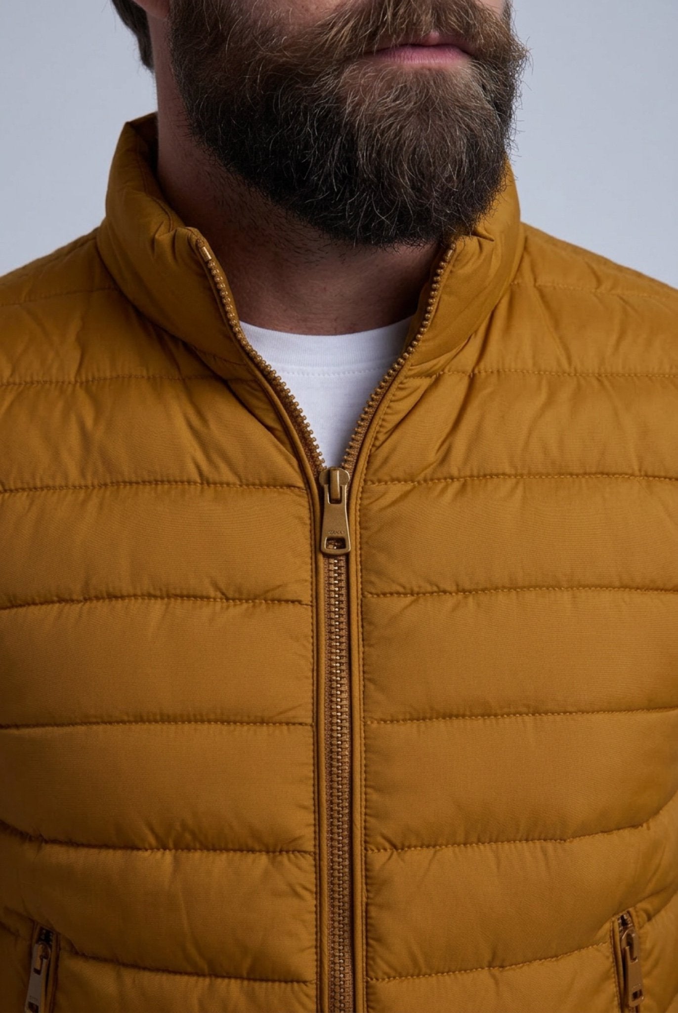 Premium Herre Gurkemeje Puffervest - 05 collar zipper detail
