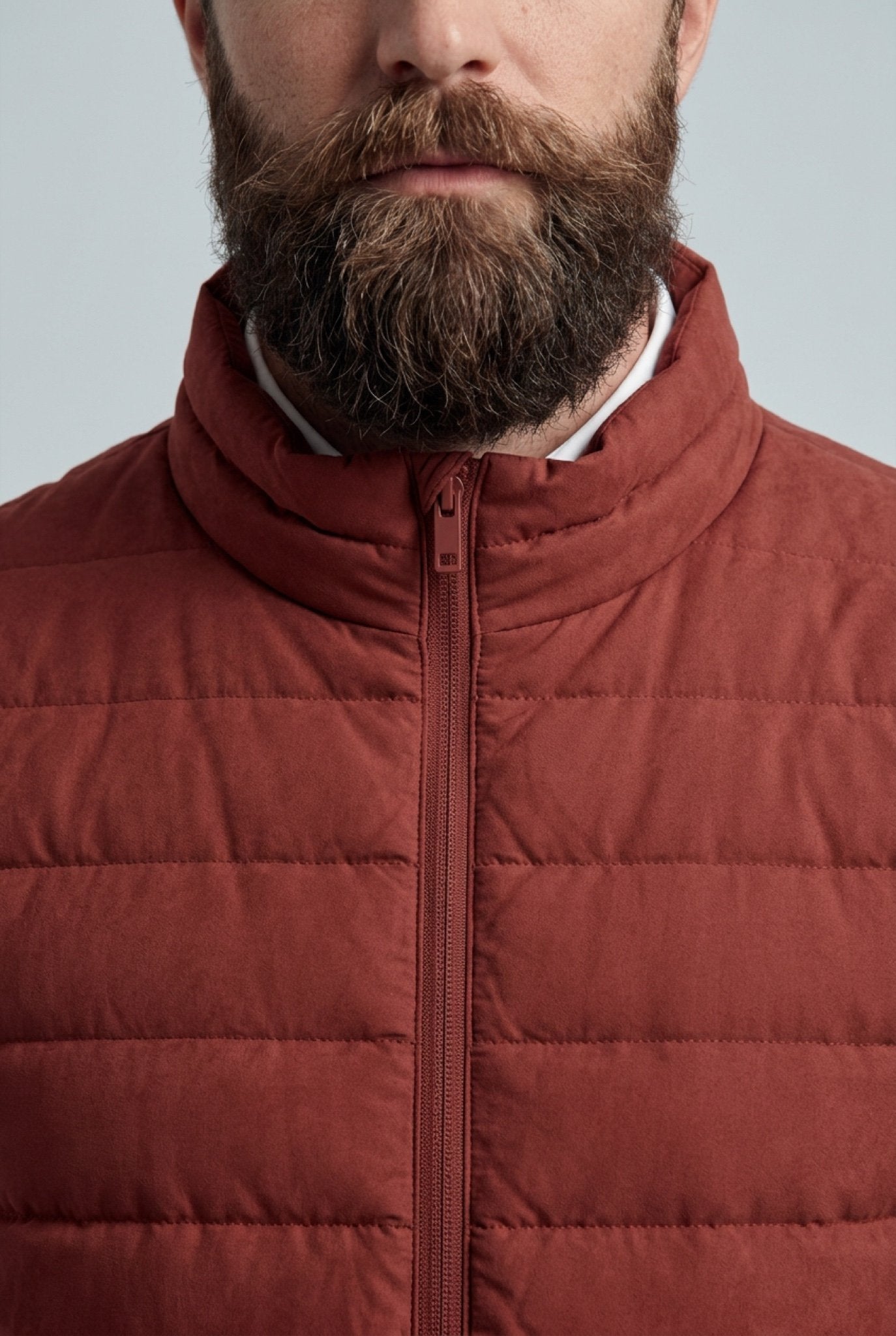 Premium Herre Murstensrød Puffervest - 05 collar zipper detail