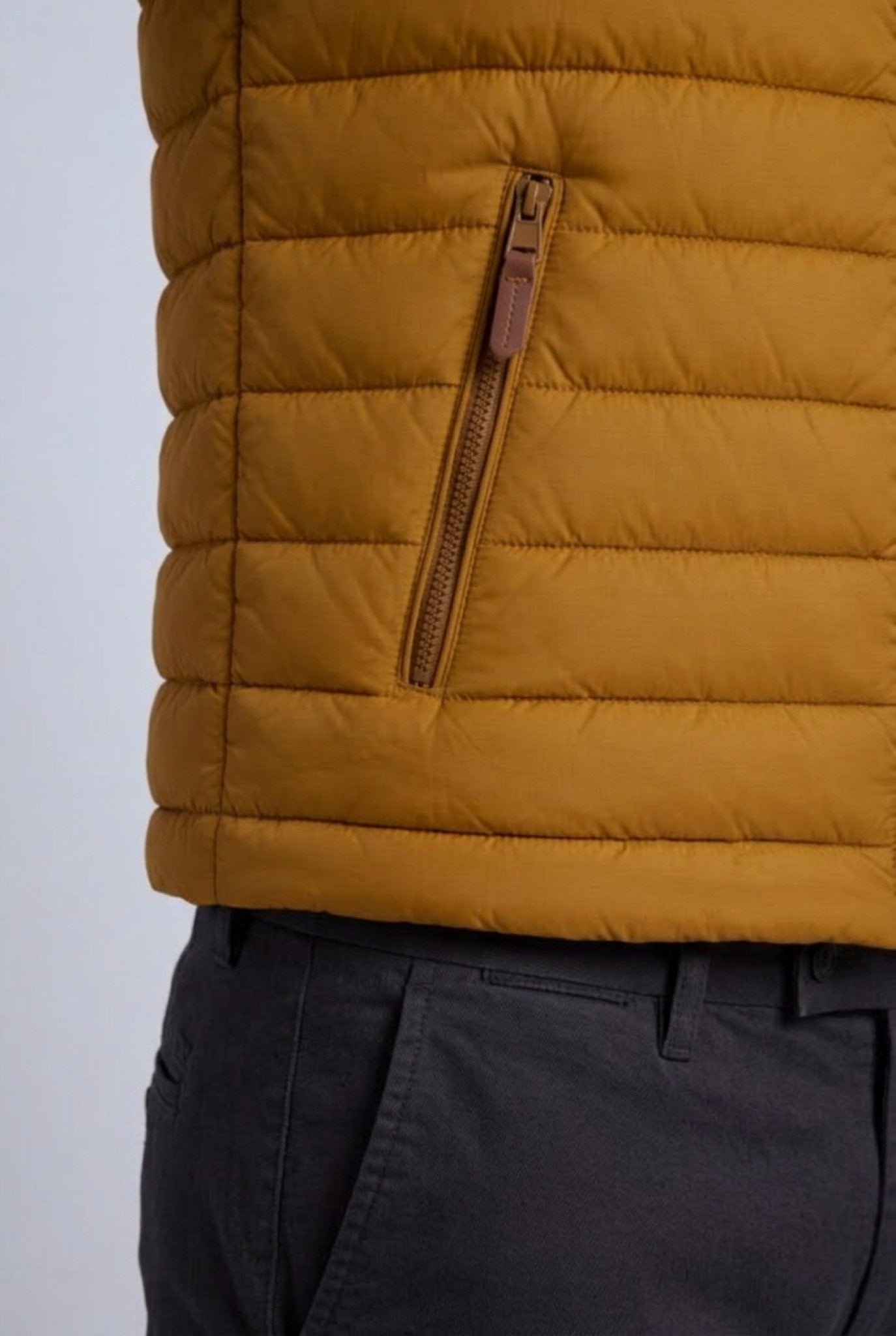 Premium Herre Gurkemeje Puffervest - 07 hem detail
