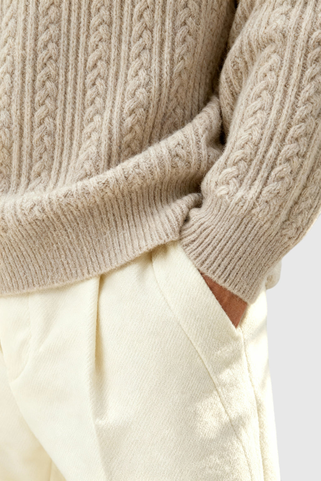 Herrestrik – Kabelstrikket Sweater med Lille V-Hals – Oatmeal