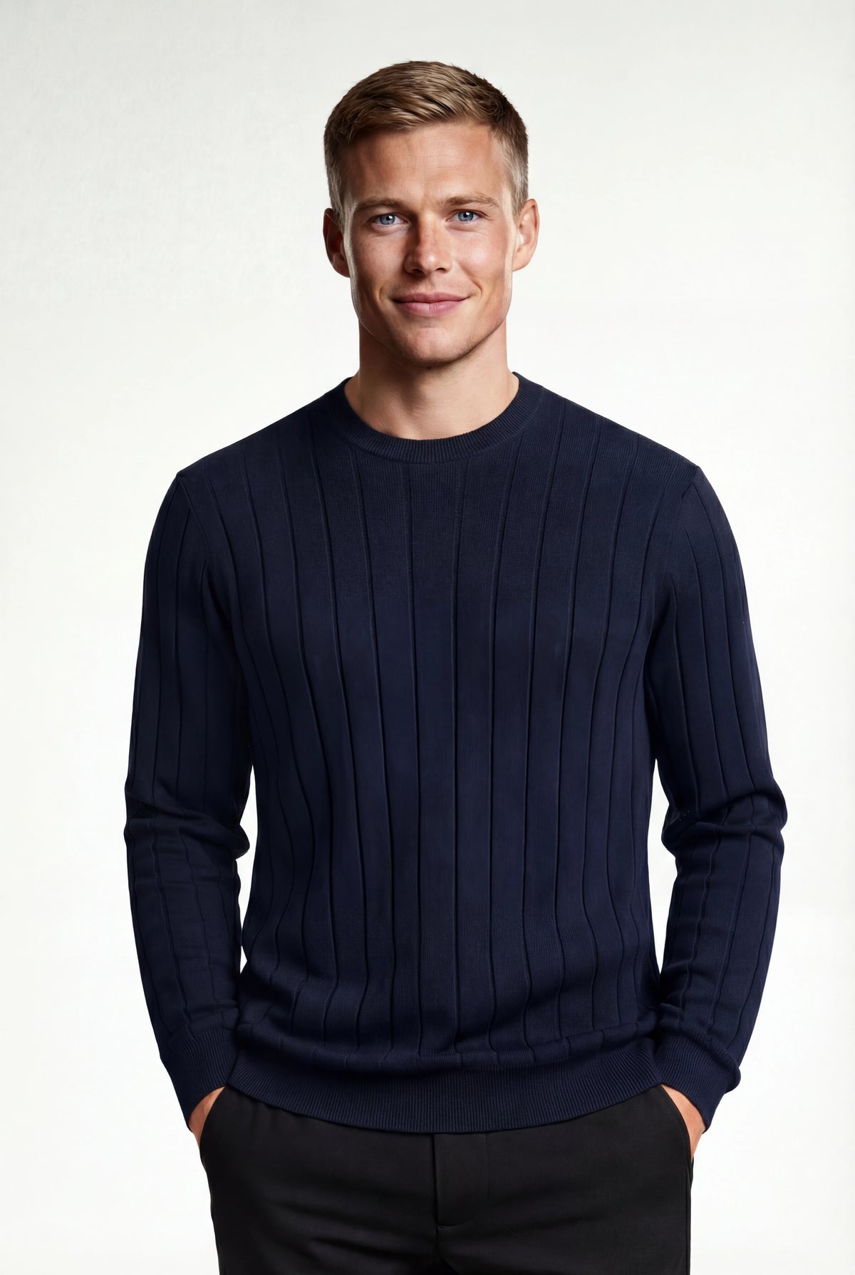 Ribstrikket herresweater med rund hals - Langærmet, navyblå - Sweater - Valmont Wear