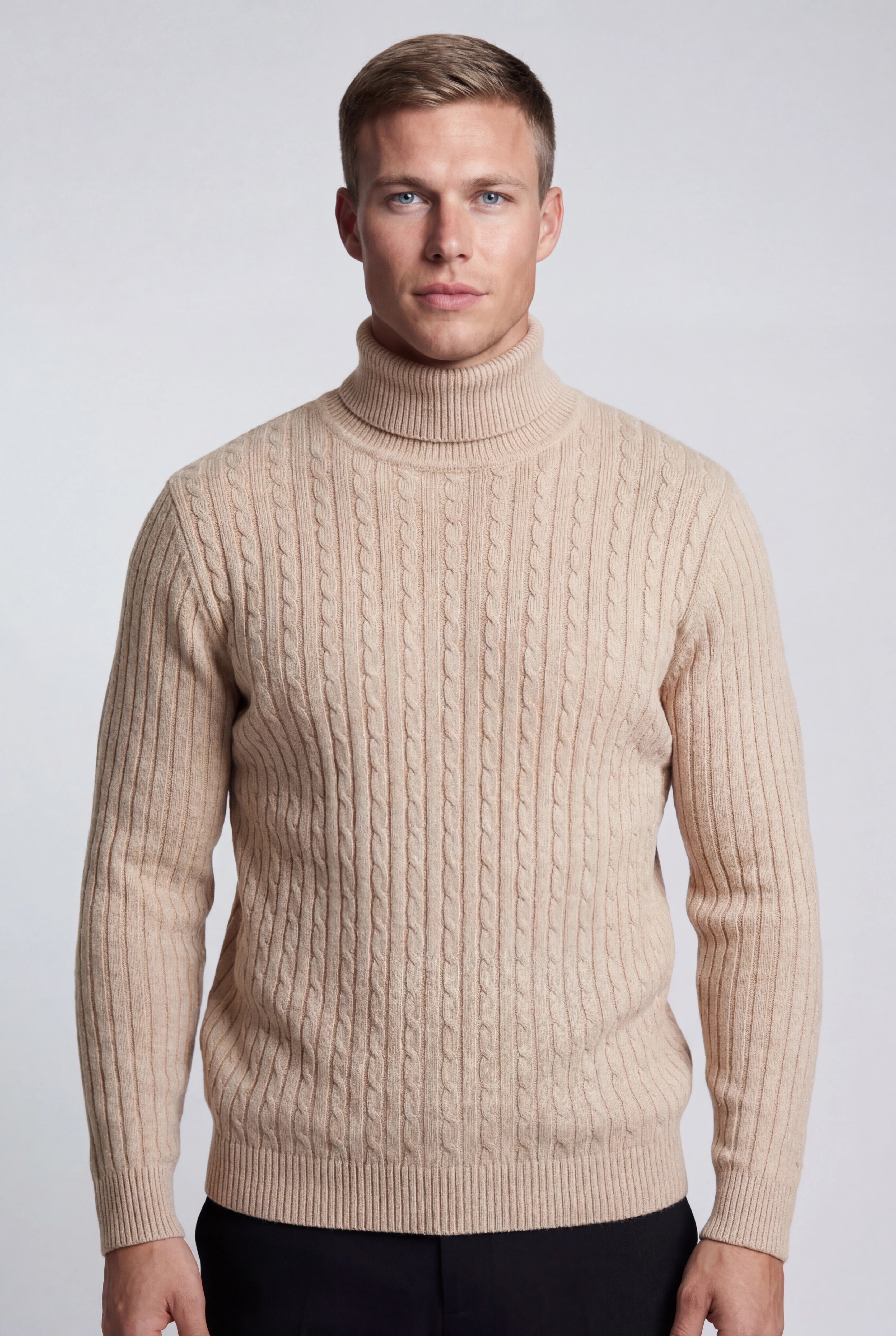 Herre rullekravesweater i kabelstrik med regular fit – Beige