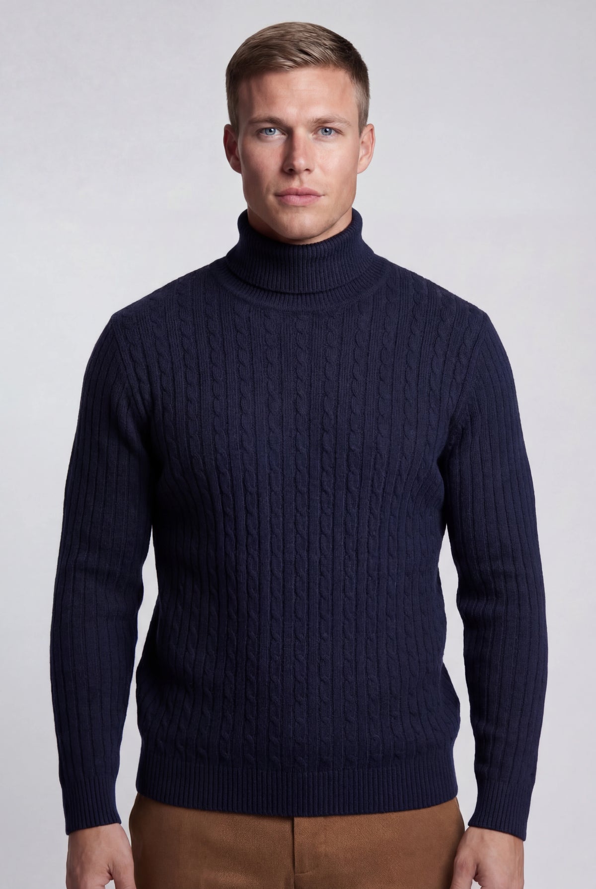 Herre rullekravesweater i kabelstrik med regular fit - Marineblå - Sweater - Valmont Wear