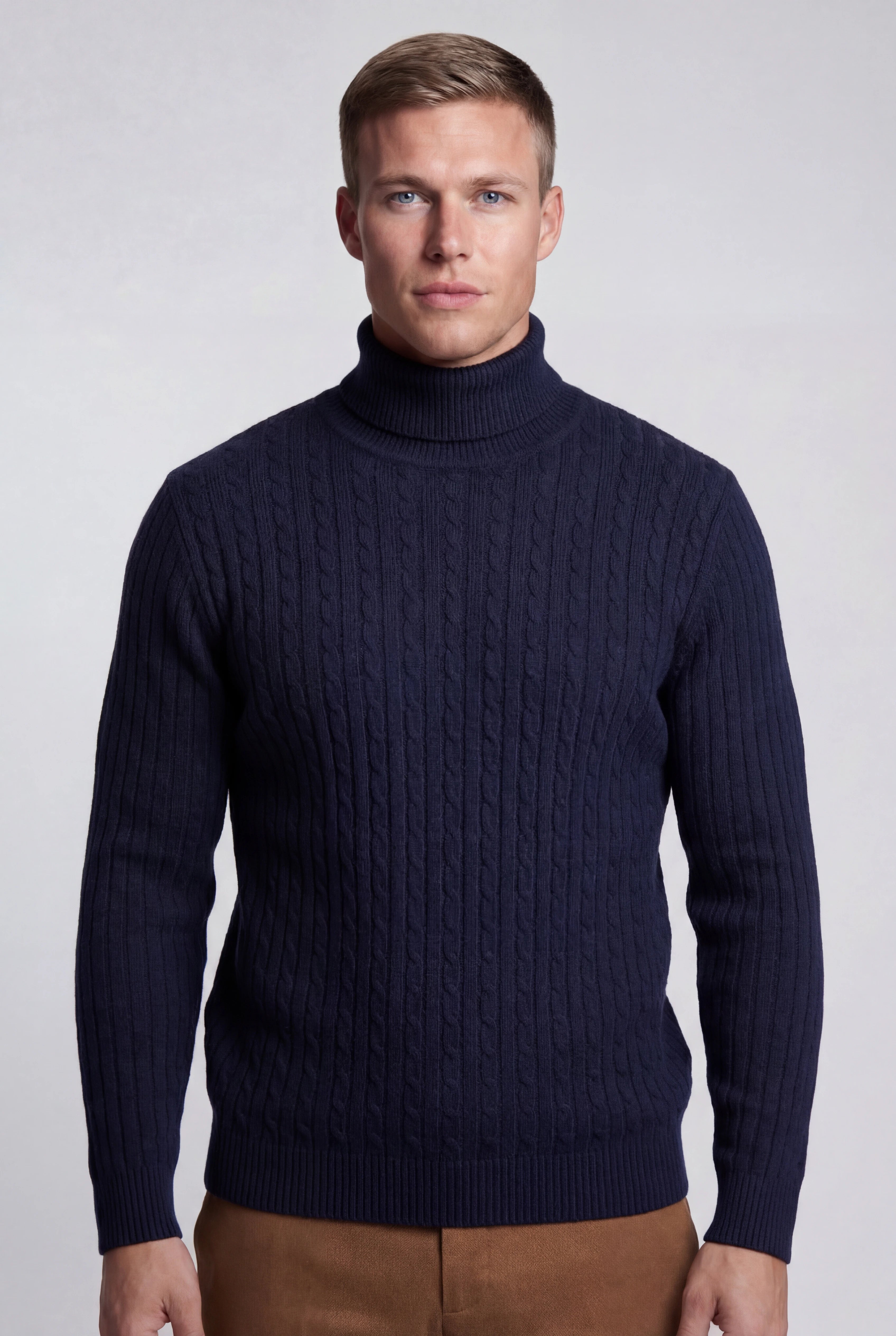 Herre rullekravesweater i kabelstrik med regular fit – Marineblå