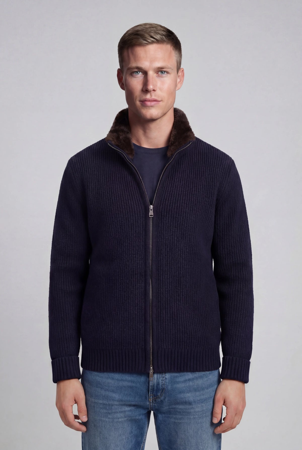 Strikjakke i uld med lynlås og pelsforet krave til mænd - Navy - Regular fit - Jakker - Valmont Wear