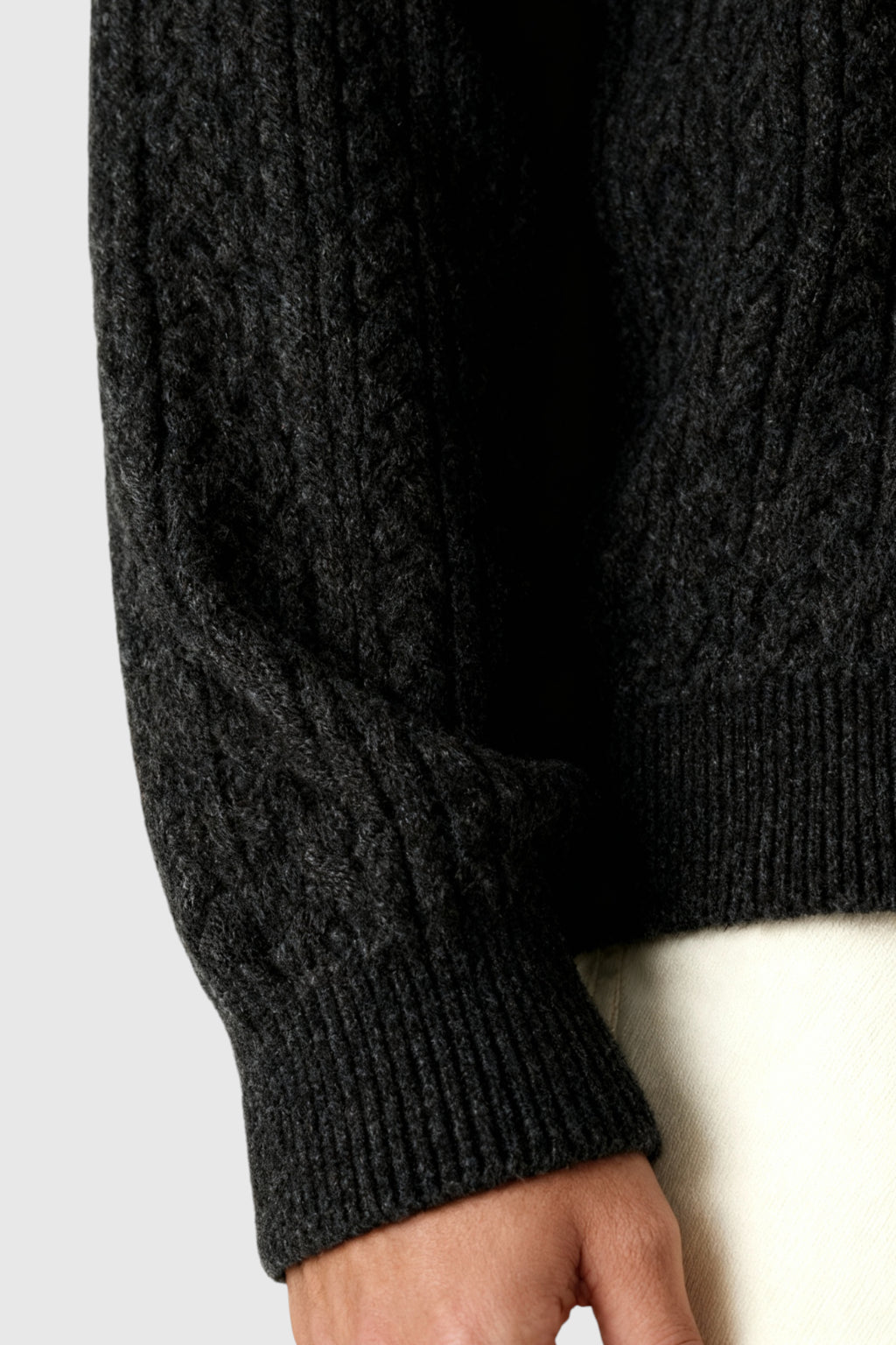 Herrestrik – Kabelstrikket Sweater med Lille V-Hals – Graphite Black