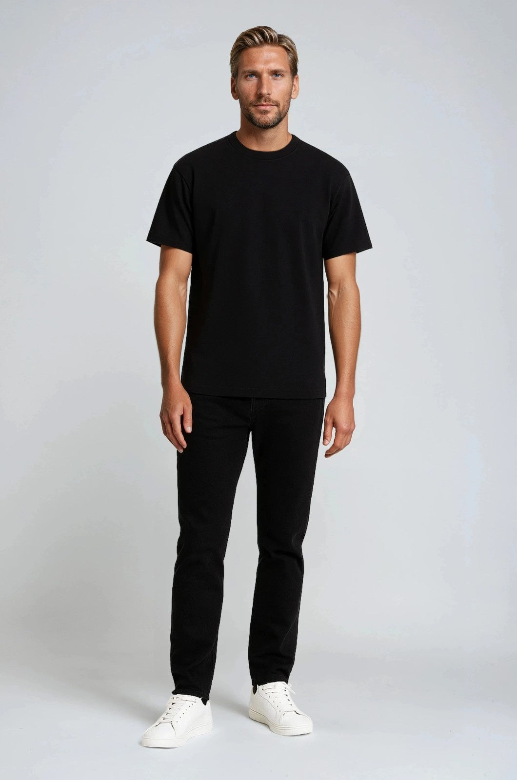 Herre T-shirt i Bomuld – Åndbar Kortærmet Rund Hals – Kulsort - - Herre T-shirts - Valmont Wear