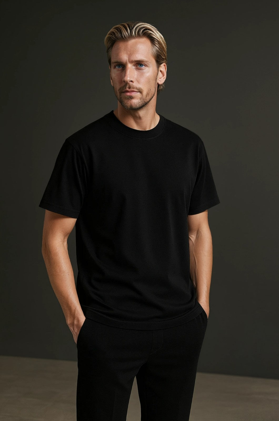 Herre T-shirt i Bomuld – Åndbar Kortærmet Rund Hals – Kulsort - - Herre T-shirts - Valmont Wear
