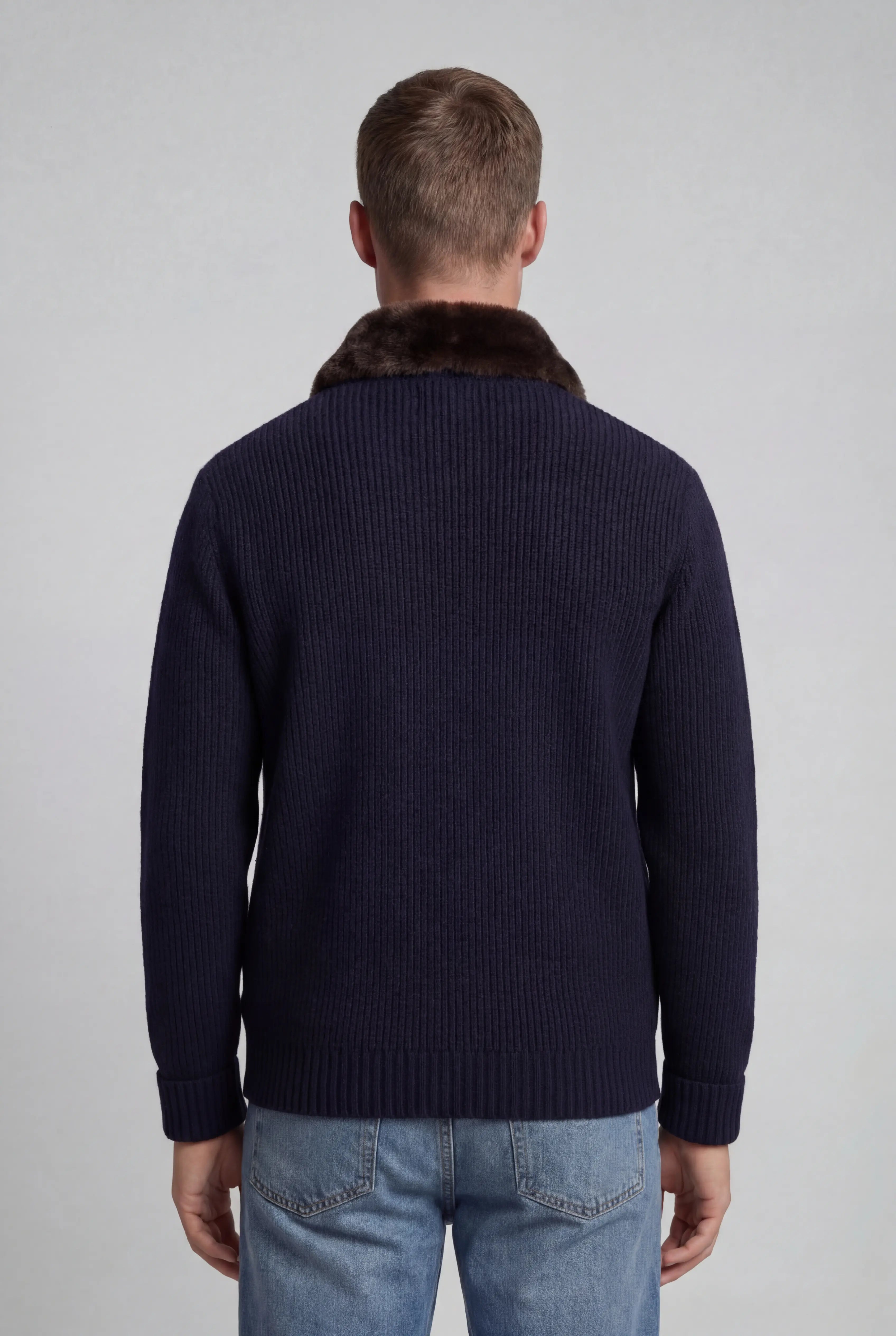Strikjakke i uld med lynlås og pelsforet krave til mænd – Navy – Regular fit