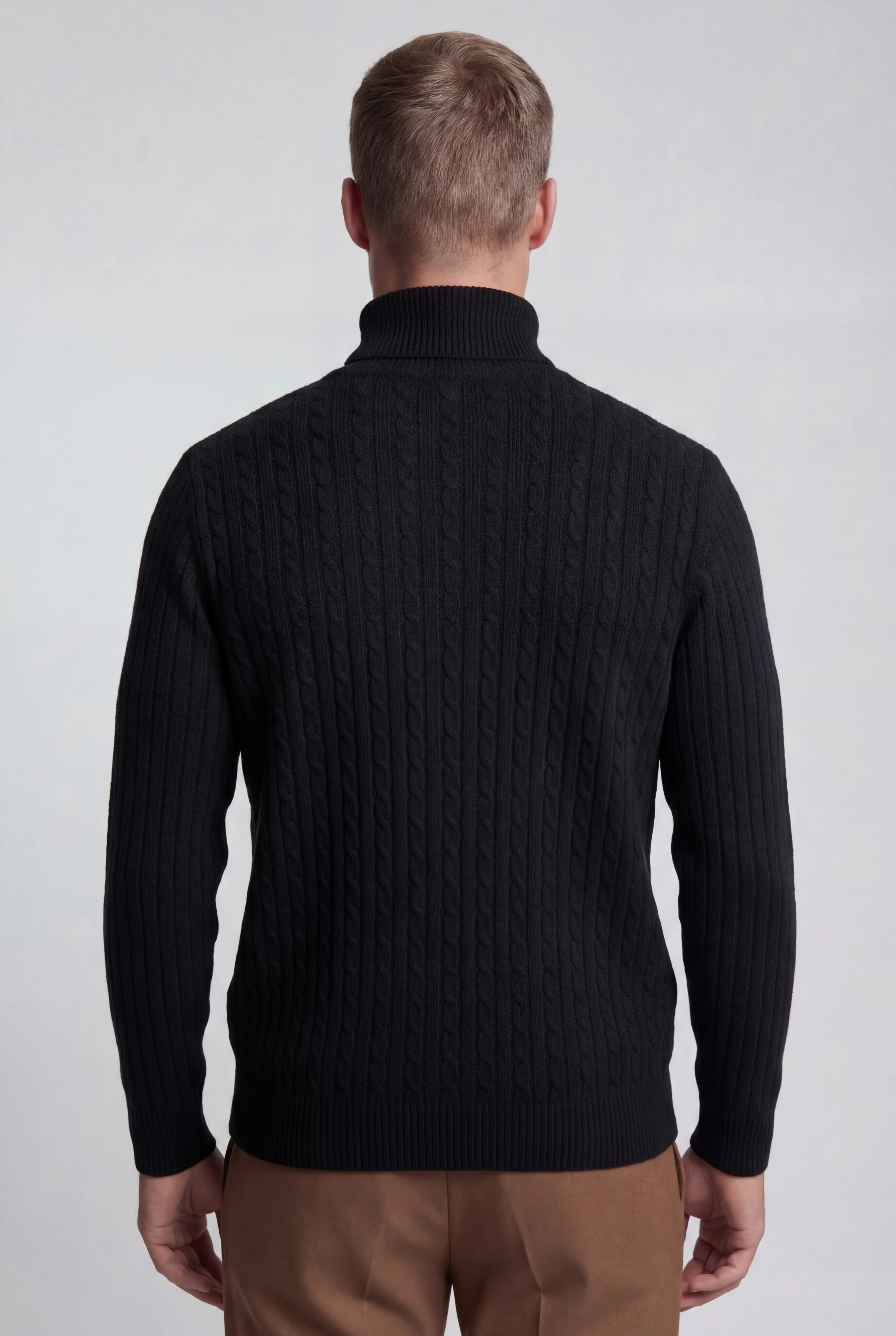 Herre rullekravesweater i kabelstrik med regular fit – Sort