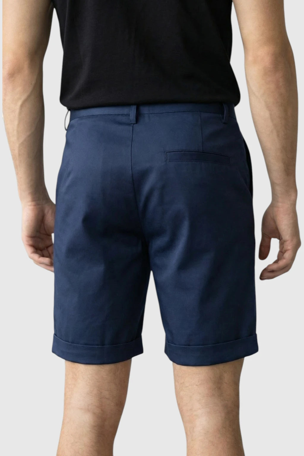 Herreshorts med læg og lommer - Marineblå og alsidige - Shorts - Valmont Wear