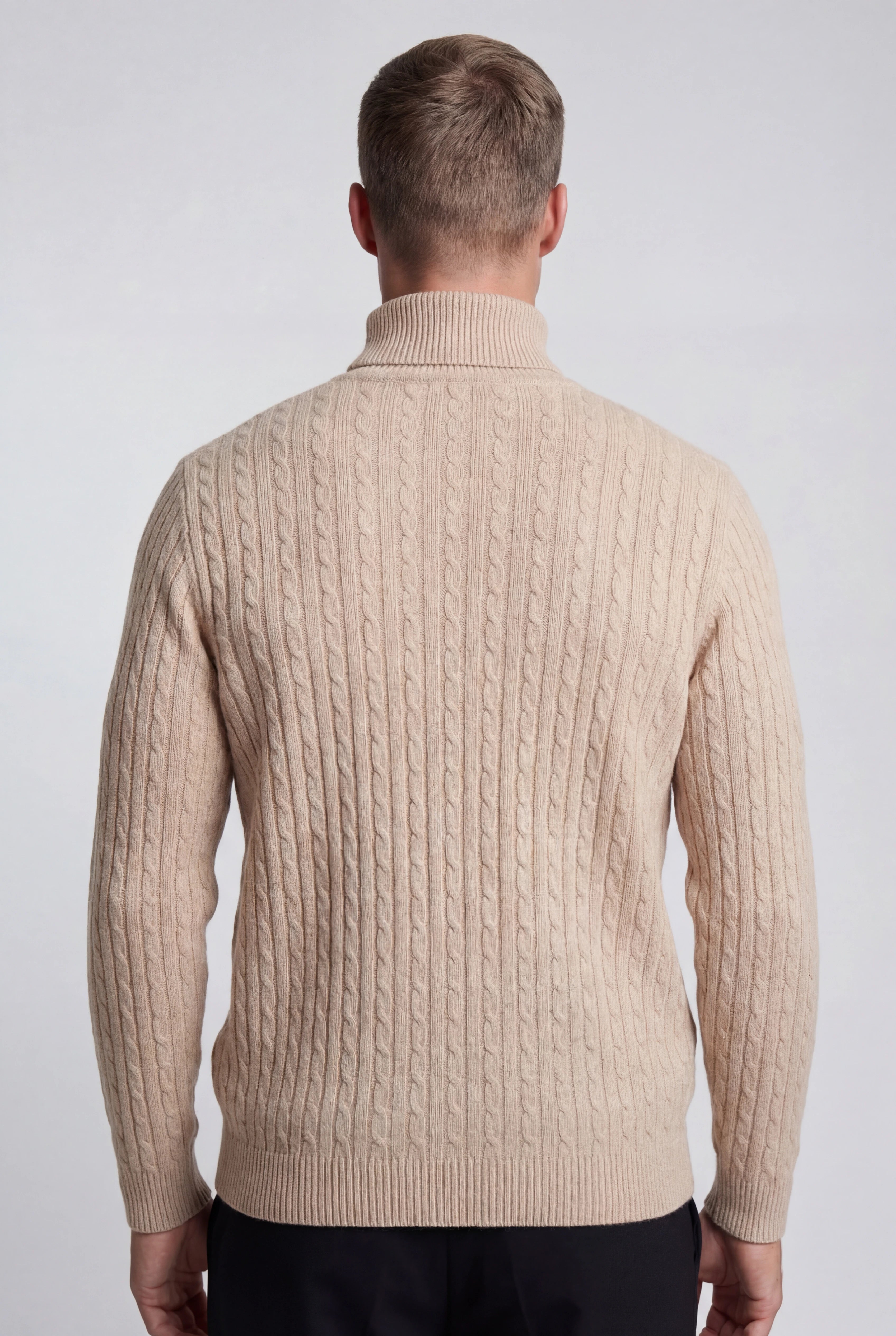 Herre rullekravesweater i kabelstrik med regular fit – Beige