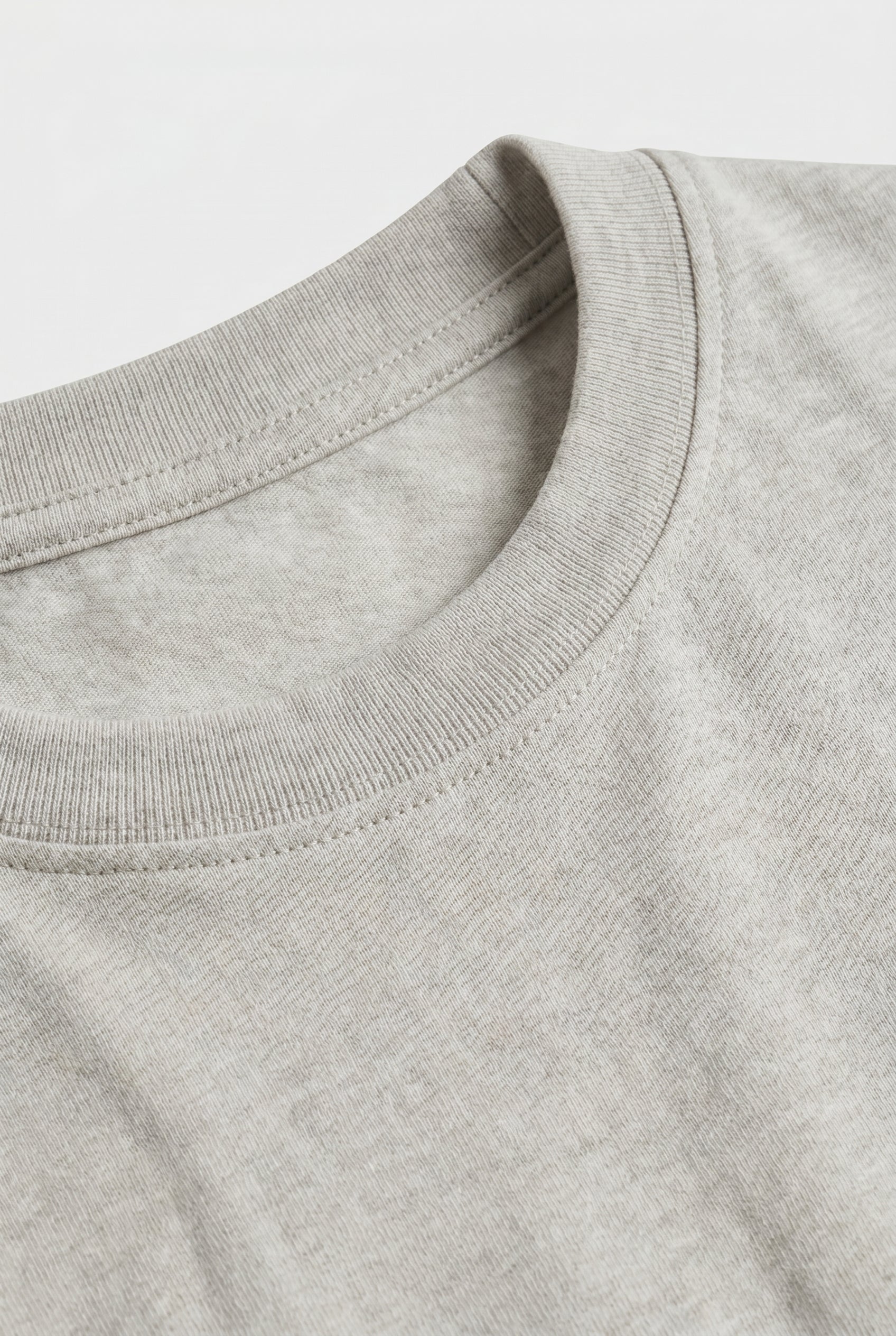 Lysegrå - neckline detail