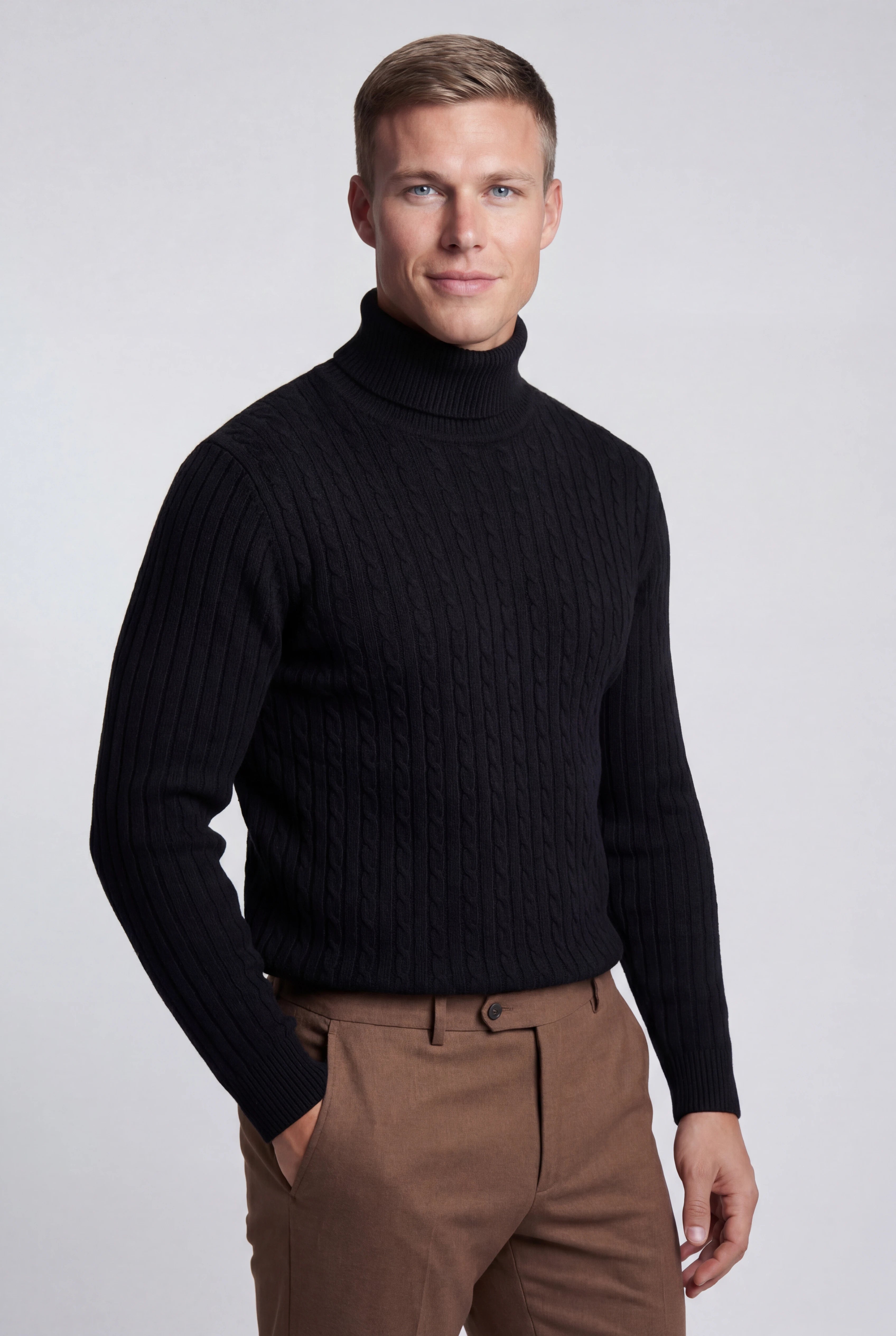 Herre rullekravesweater i kabelstrik med regular fit – Sort