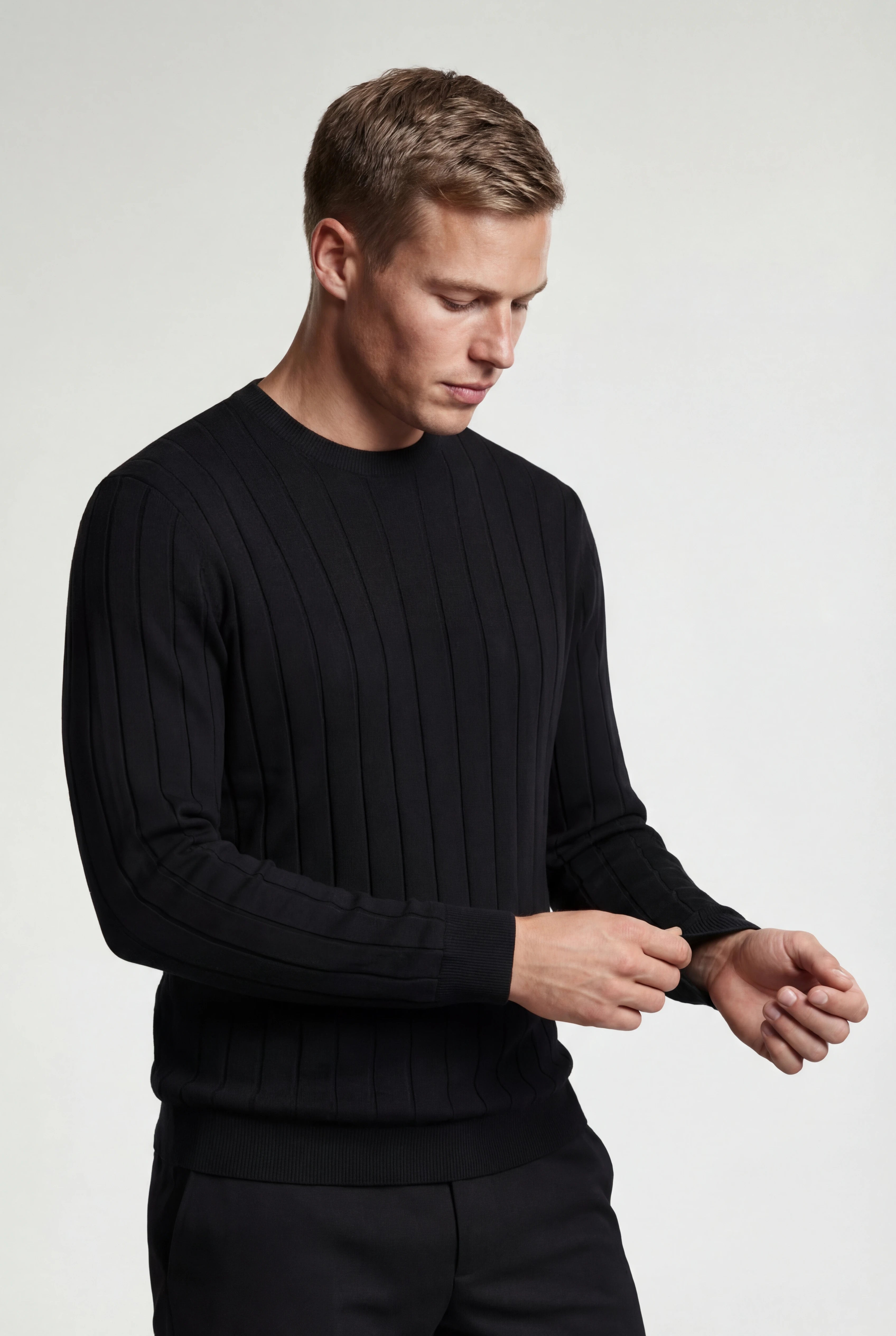 Ribstrikket herresweater med rund hals – Langærmet