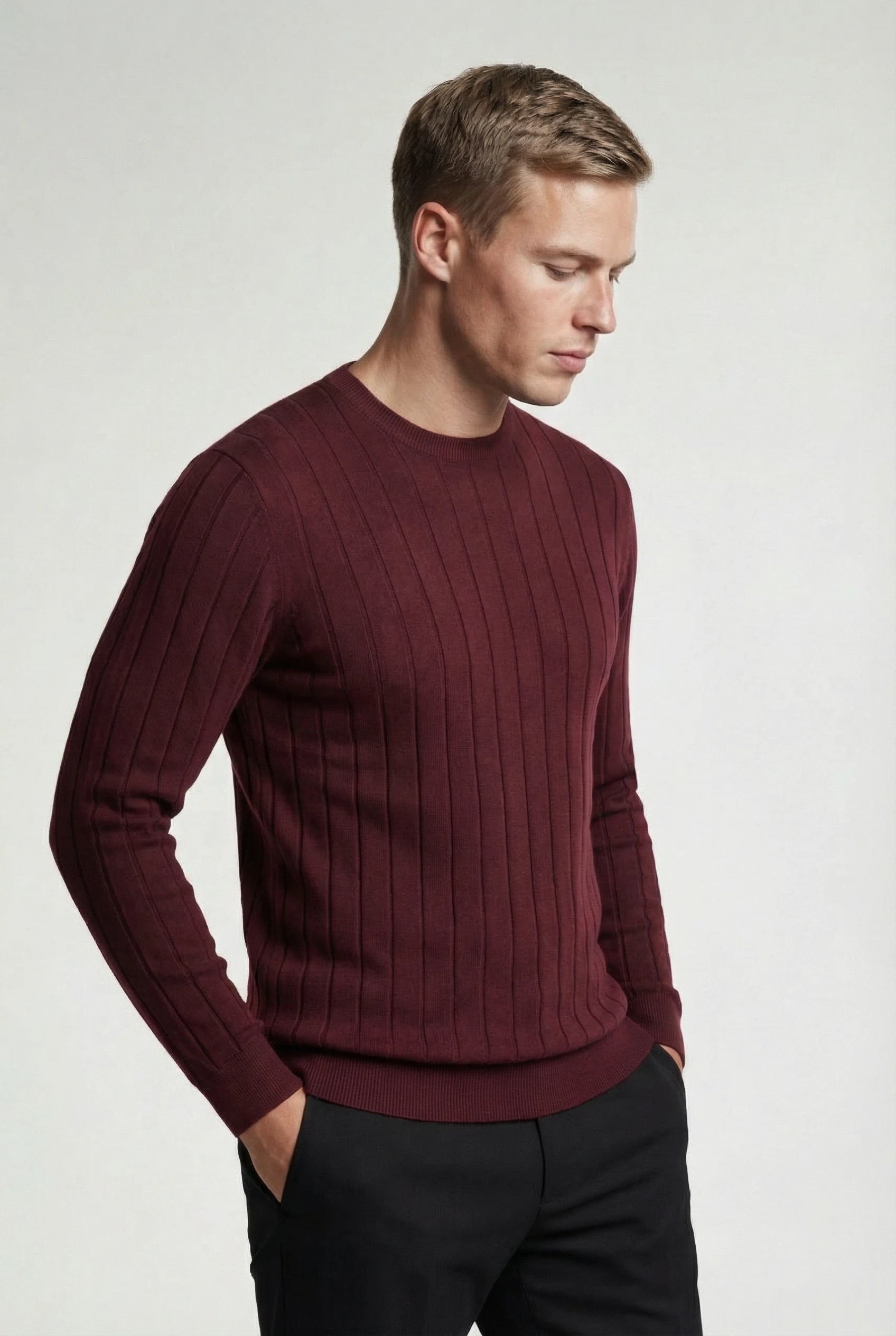Ribstrikket herresweater med rund hals – Langærmet, bourgogne
