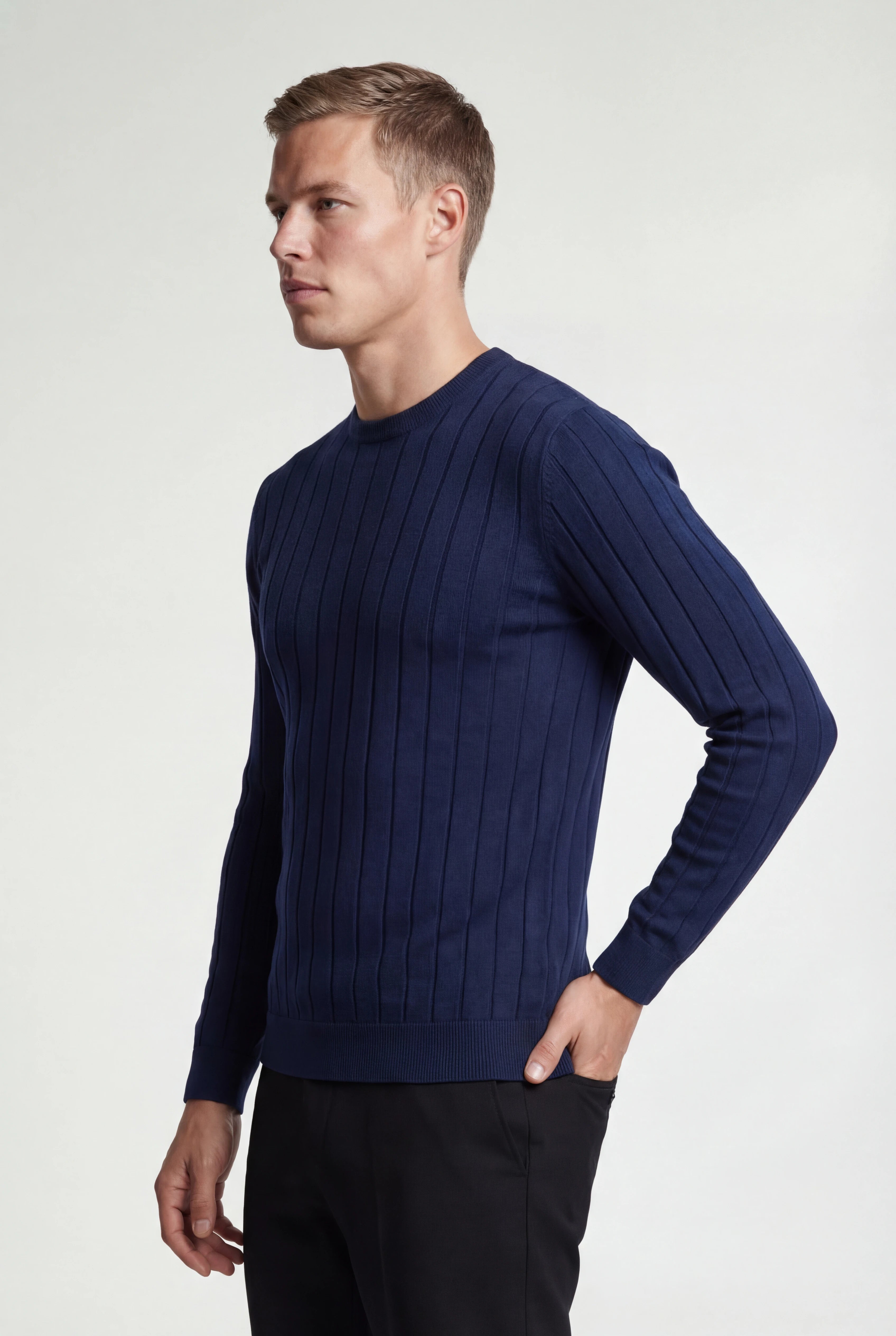Ribstrikket herresweater med rund hals – Langærmet, navyblå