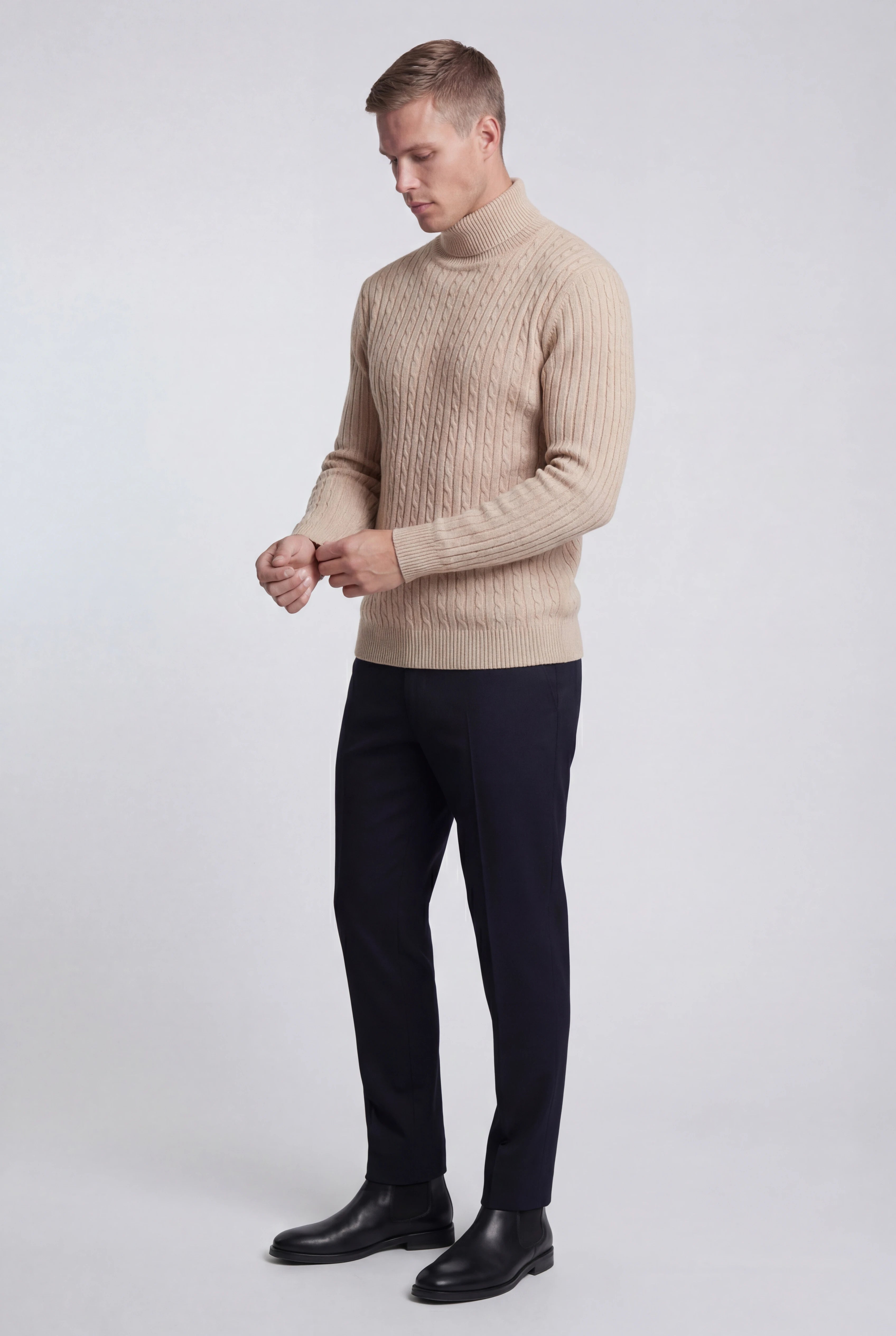 Herre rullekravesweater i kabelstrik med regular fit – Beige